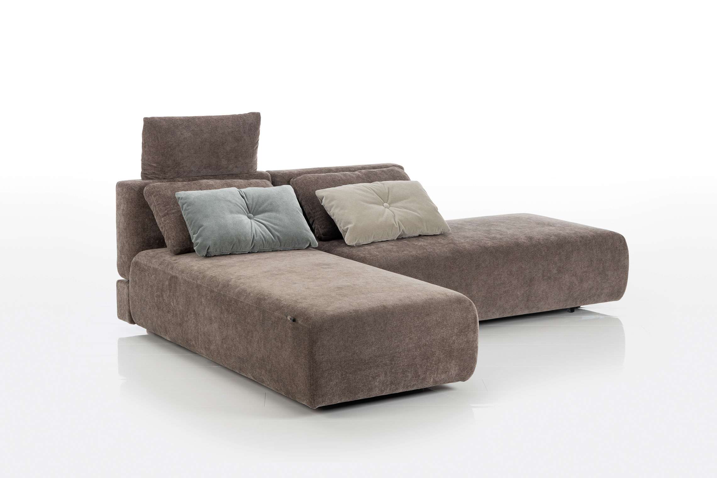 Brühl Funktionssofa Piano Small in modernem Braun, mit zwei hellblauen und einem beigen Kissen vor weißem Hintergrund. Brühl Funktionssofa Piano Small in modernem Braun, mit zwei hellblauen und einem beigen Kissen vor weißem Hintergrund.