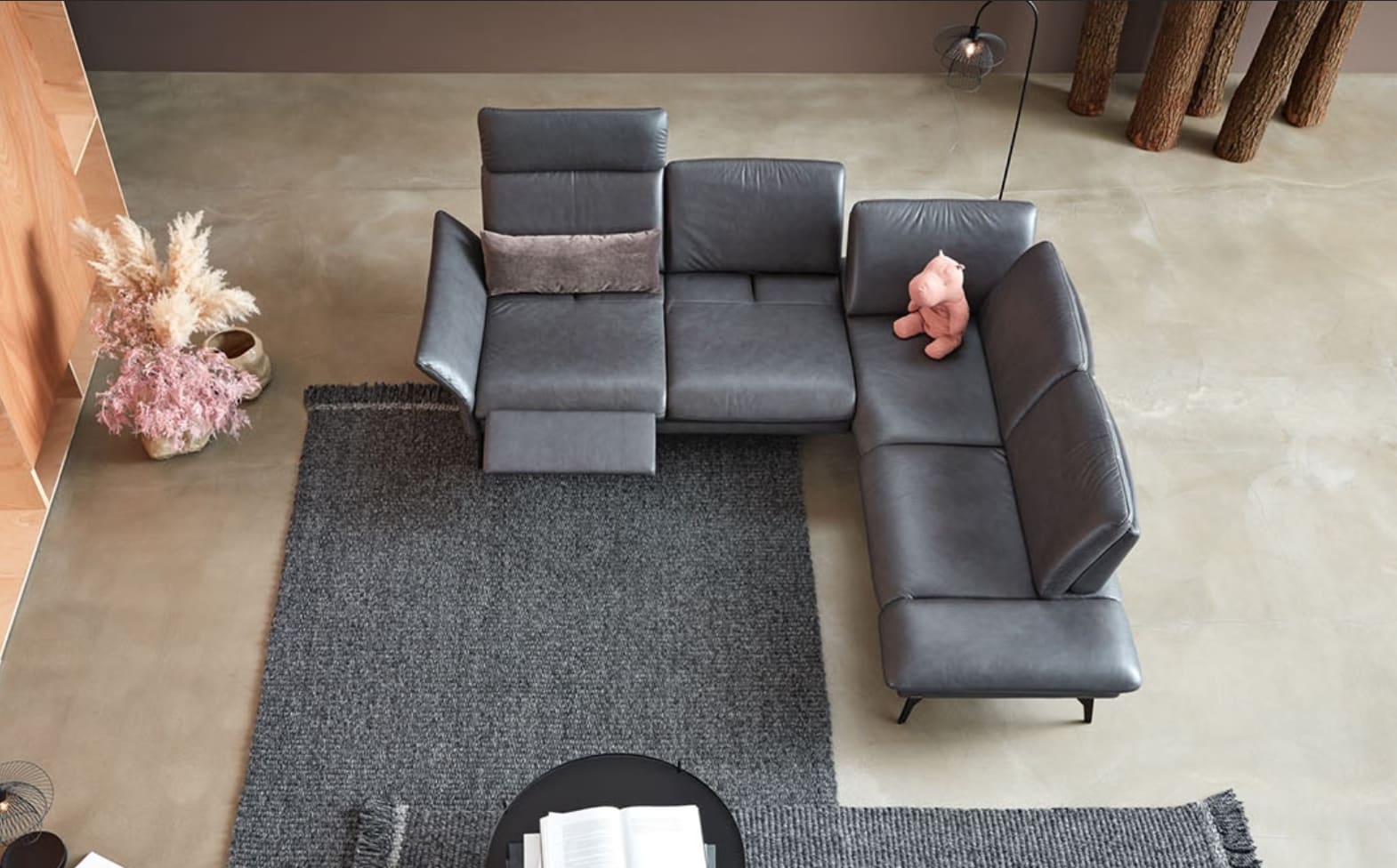 Ein Himolla Sofa Promotion 1928 in Grau, geschmückt mit einem rosa Teddybär und einem Kissen, steht auf einem Teppich in einem stilvollen Wohnzimmer. Ein Himolla Sofa Promotion 1928 in Grau, geschmückt mit einem rosa Teddybär und einem Kissen, steht auf einem Teppich in einem stilvollen Wohnzimmer.