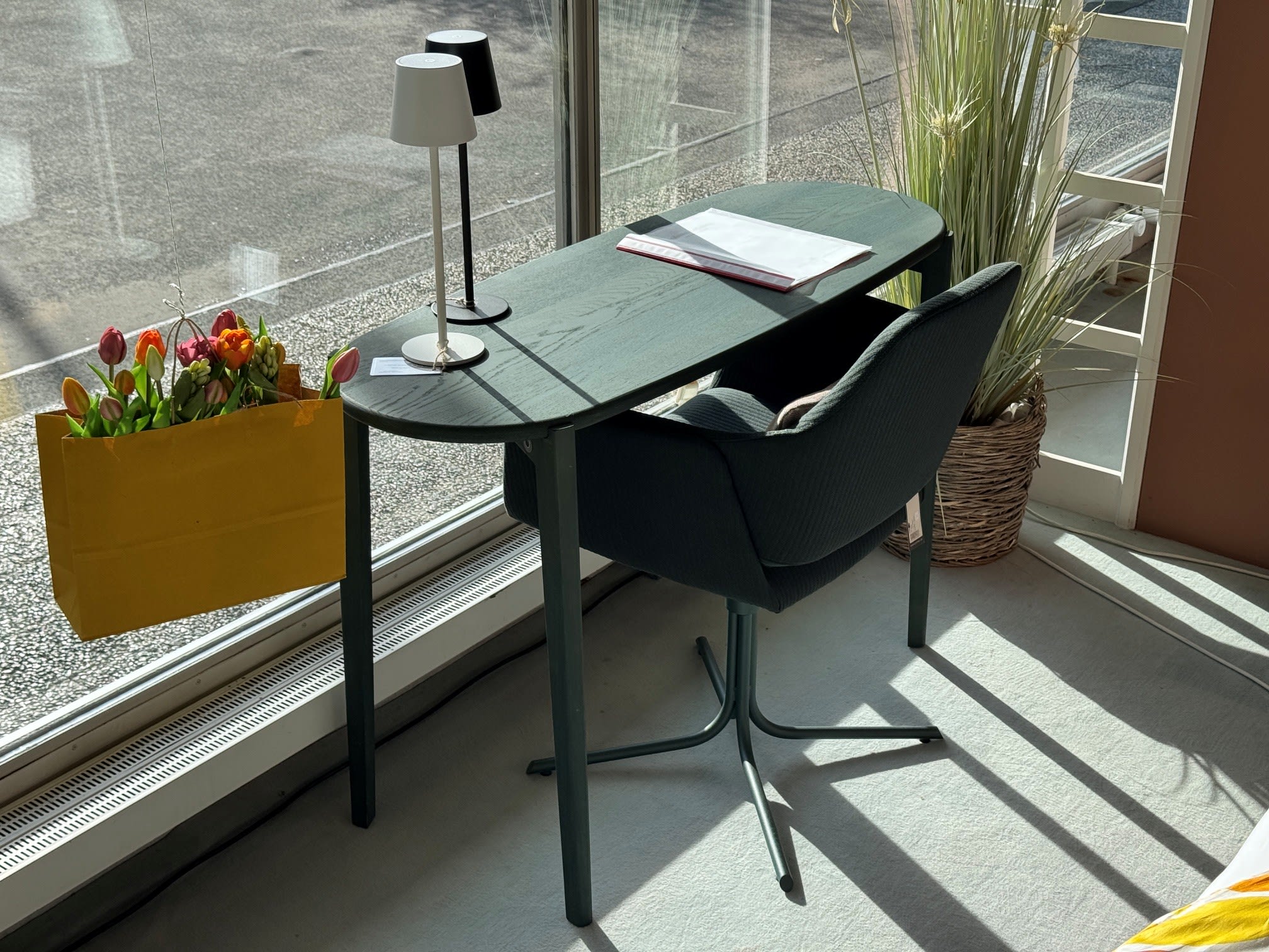Der Mobitec Tisch Dot T0400, zusammen mit einem Stuhl am Fenster, zeigt eine Lampe, ein Notizbuch und einen Stift, umgeben von Pflanzen in der Nähe. Der Mobitec Tisch Dot T0400, zusammen mit einem Stuhl am Fenster, zeigt eine Lampe, ein Notizbuch und einen Stift, umgeben von Pflanzen in der Nähe.