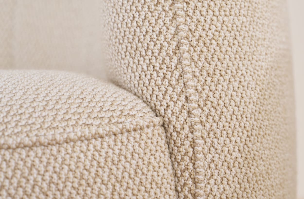 Nahaufnahme des Sessels Himolla Einzelsessel 7596 in Beige, der durch seinen strukturierten Stoff, die detaillierten Nähte und die hochwertige Polsterung besticht. Nahaufnahme des Sessels Himolla Einzelsessel 7596 in Beige, der durch seinen strukturierten Stoff, die detaillierten Nähte und die hochwertige Polsterung besticht.