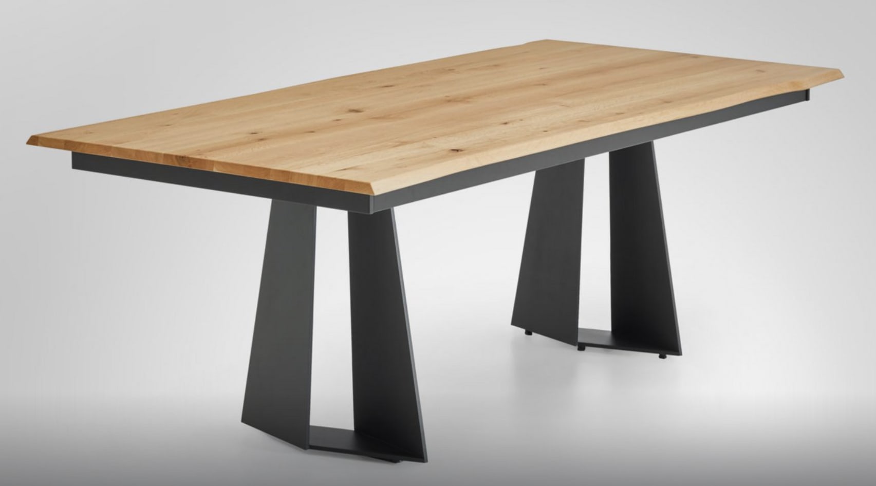 Der Venjakob Tisch Chic ist ein moderner rechteckiger Holztisch mit abgewinkelten schwarzen Metallbeinen auf hellgrauem Hintergrund. Der Venjakob Tisch Chic ist ein moderner rechteckiger Holztisch mit abgewinkelten schwarzen Metallbeinen auf hellgrauem Hintergrund.