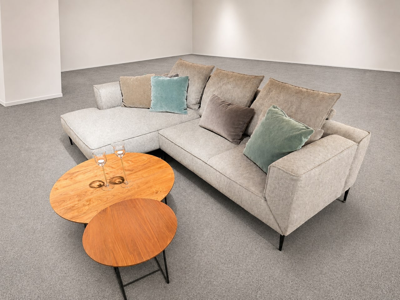 Das Jori Longueville Landscape Sektionssofa in Hellgrau ist mit farbenfrohen Kissen ausgestattet und wird mit verschachtelten Couchtischen aus Holz in einem minimalistischen Raum kombiniert. Das Jori Longueville Landscape Sektionssofa in Hellgrau ist mit farbenfrohen Kissen ausgestattet und wird mit verschachtelten Couchtischen aus Holz in einem minimalistischen Raum kombiniert.