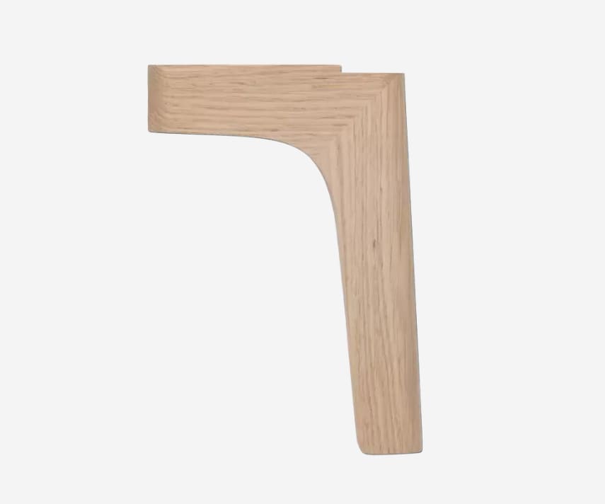 Riposa Boxspringbett Slow mit einem L-förmigen Holzbein oder einer Halterung vor weißem Hintergrund. Riposa Boxspringbett Slow mit einem L-förmigen Holzbein oder einer Halterung vor weißem Hintergrund.