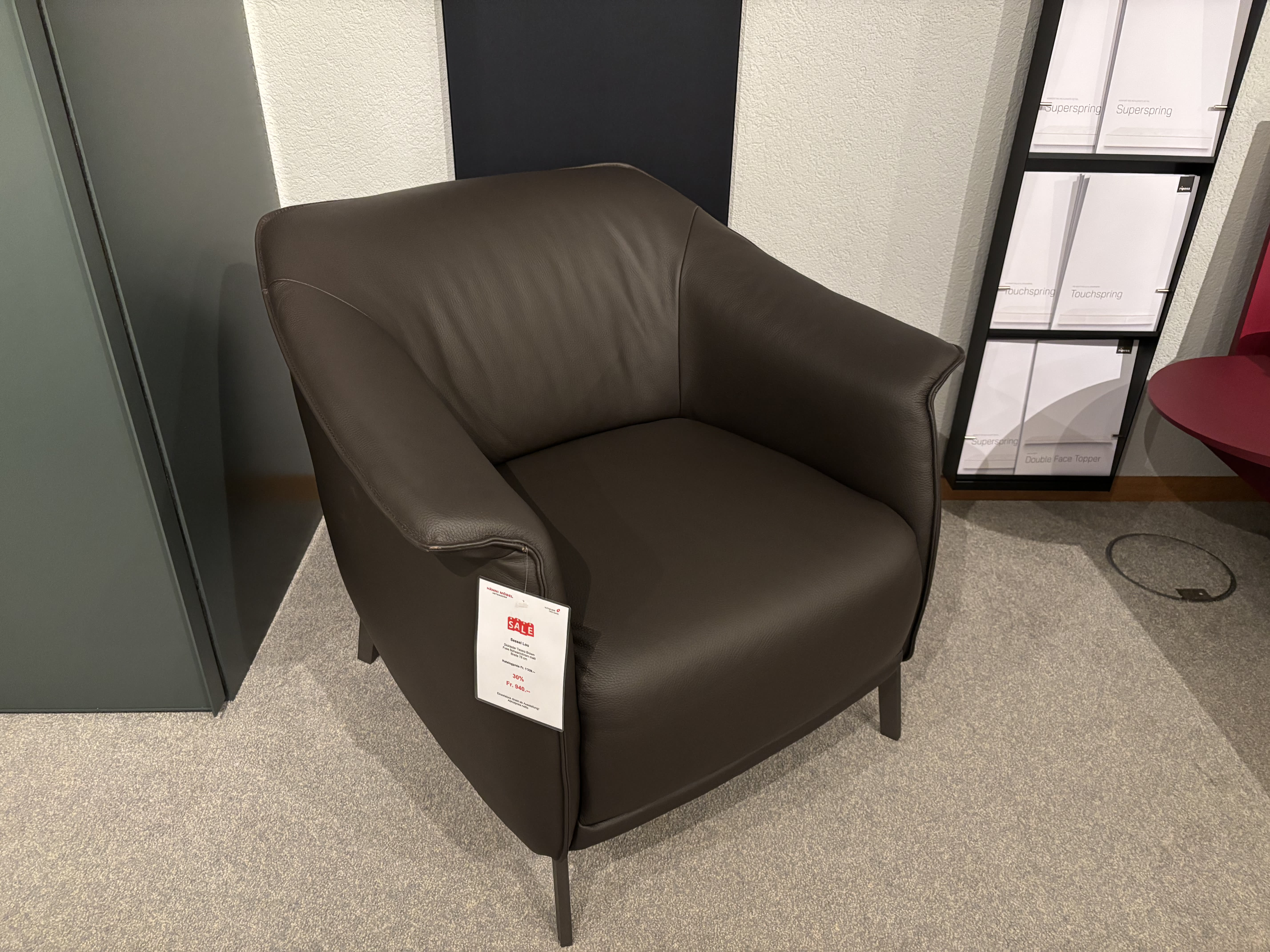 Ein Büromöbel mit 3 Boxen Window-Sessel in schwarzem Leder mit Preisschild, präsentiert in einem Ausstellungsraum. Ein Büromöbel mit 3 Boxen Window-Sessel in schwarzem Leder mit Preisschild, präsentiert in einem Ausstellungsraum.