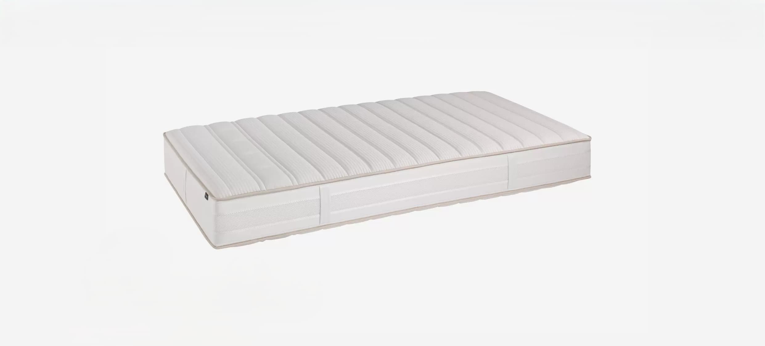 Die Riposa Matratze Supernova Luxe soft verfügt über ein gestepptes, geripptes Muster auf schlichtem weißem Hintergrund. Die Riposa Matratze Supernova Luxe soft verfügt über ein gestepptes, geripptes Muster auf schlichtem weißem Hintergrund.