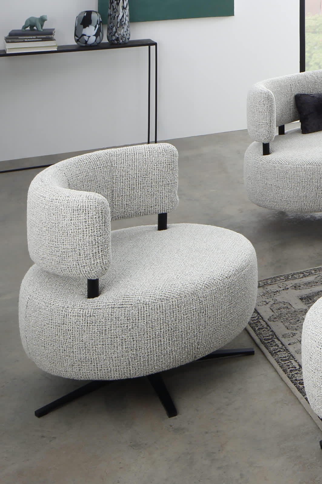 Der Ponsel Recamiere Organic (Kopie) Sessel mit seinen eleganten grauen Rundungen und dem Drehfuß steht auf einem Betonboden. Im Hintergrund stehen ein Konsolentisch und ein Kunstwerk. Der Ponsel Recamiere Organic (Kopie) Sessel mit seinen eleganten grauen Rundungen und dem Drehfuß steht auf einem Betonboden. Im Hintergrund stehen ein Konsolentisch und ein Kunstwerk.