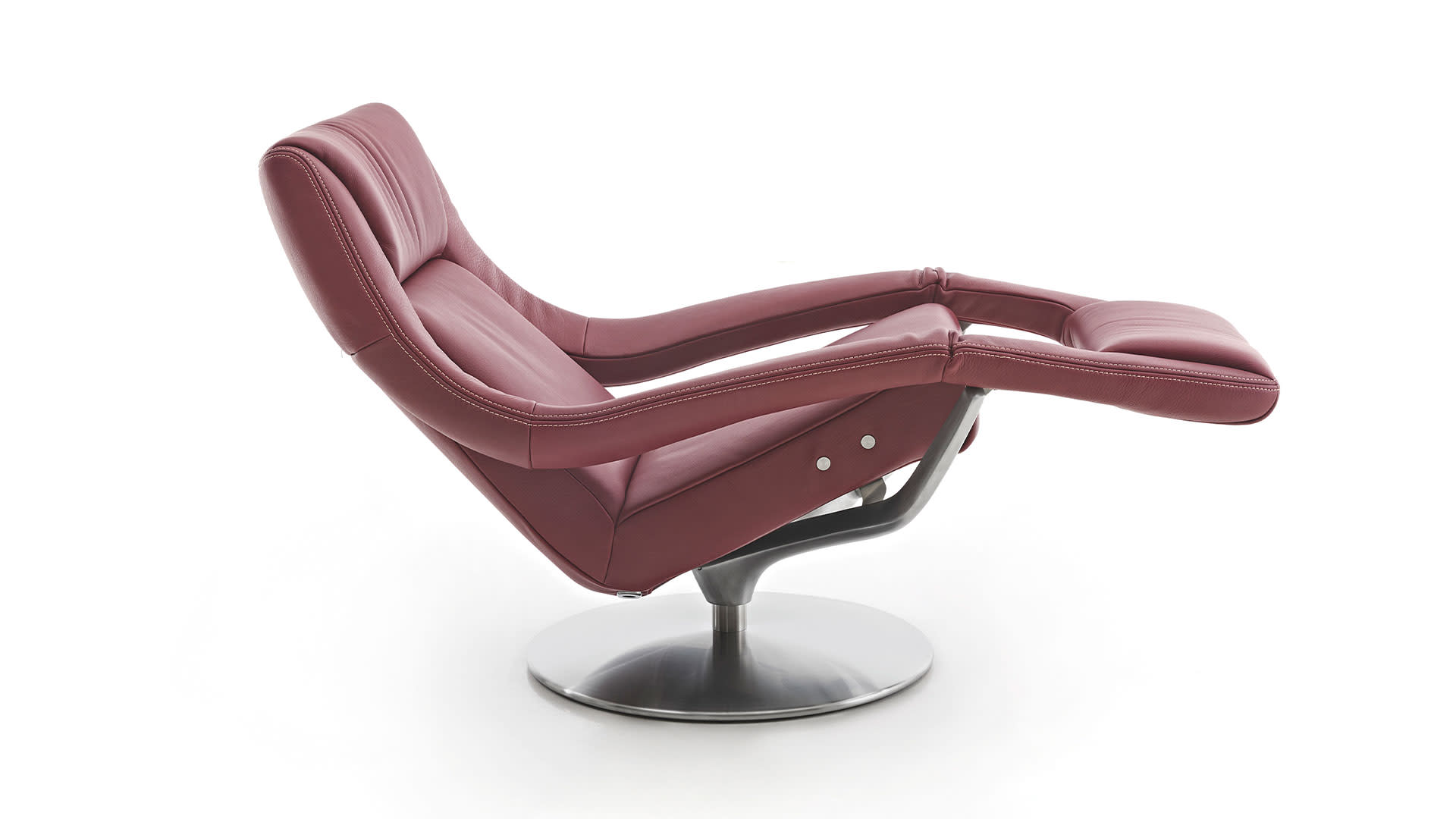 Der Sessel Yoko No. 5 ist ein moderner kastanienbrauner Ledersessel mit drehbarem Metallgestell, der in der Seitenansicht vor einem weißen Hintergrund gezeigt wird. Der Sessel Yoko No. 5 ist ein moderner kastanienbrauner Ledersessel mit drehbarem Metallgestell, der in der Seitenansicht vor einem weißen Hintergrund gezeigt wird.