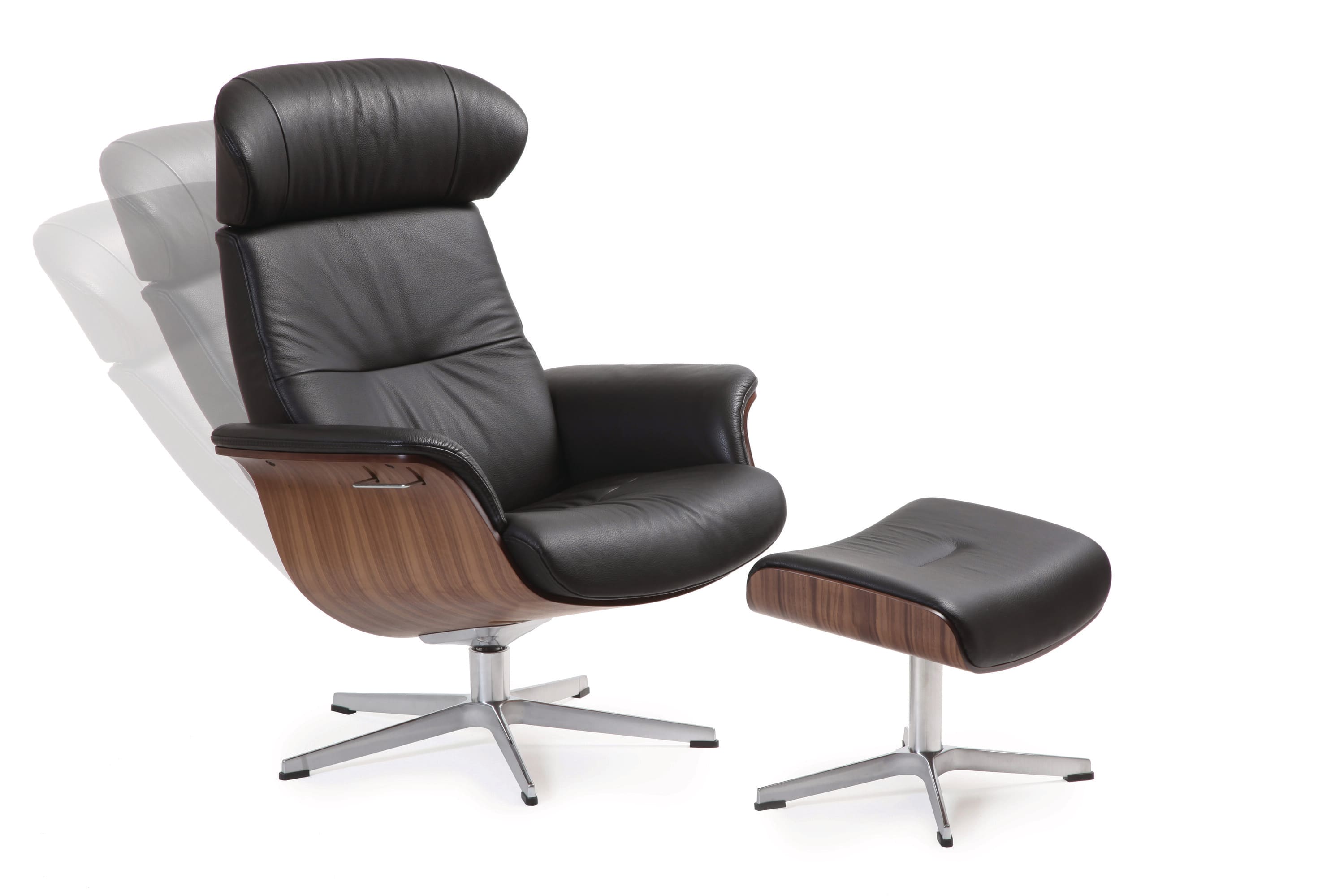 Sessel Time Out mit Hocker in schwarzem Leder, beide auf Metallgestell, vor weißem Hintergrund. Sessel Time Out mit Hocker in schwarzem Leder, beide auf Metallgestell, vor weißem Hintergrund.