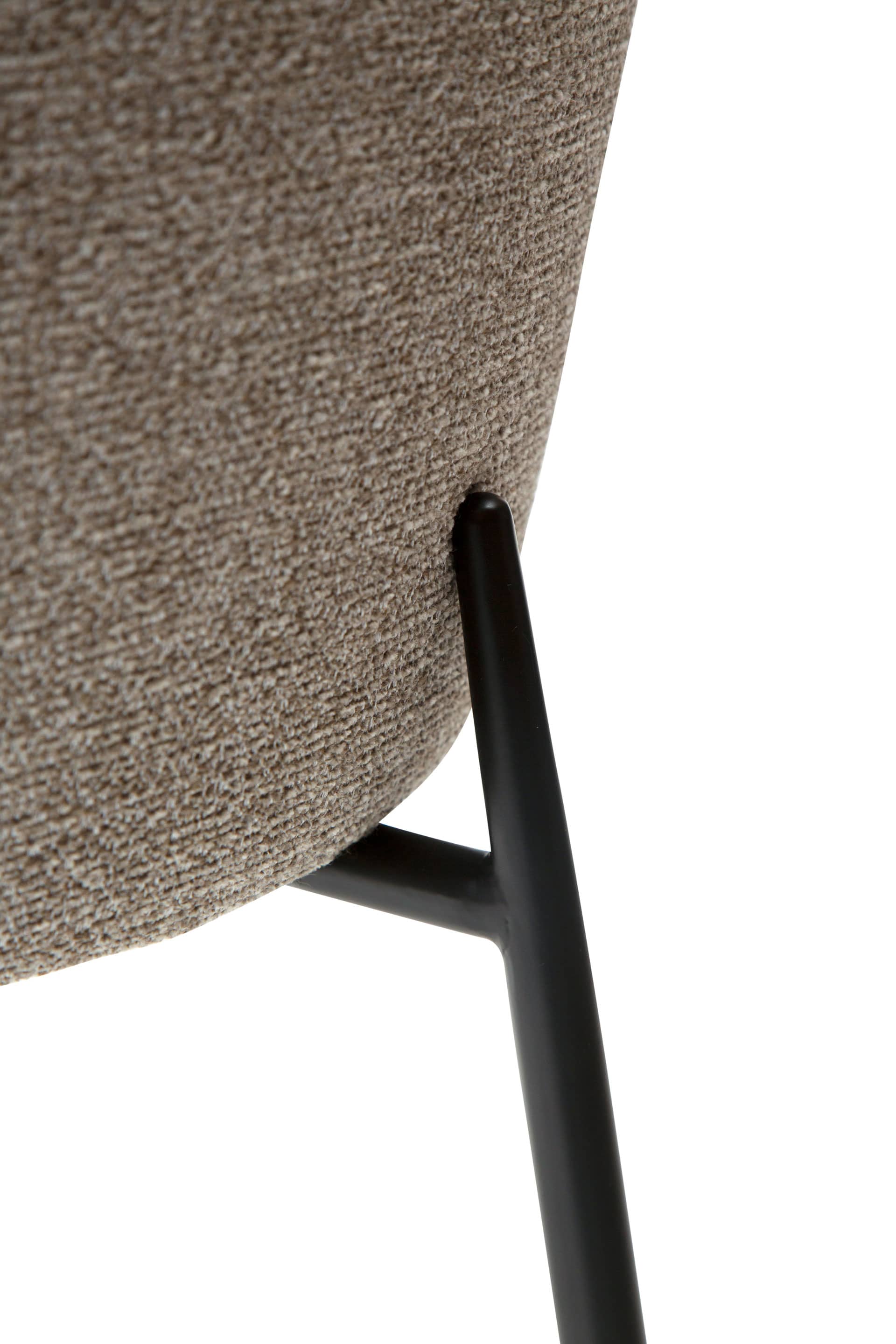 Gros plan sur la chaise Glam (lot de 2) : chaise beige texturée avec pieds et structure en métal noir, présentée sur fond blanc. Gros plan sur la chaise Glam (lot de 2) : chaise beige texturée avec pieds et structure en métal noir, présentée sur fond blanc.