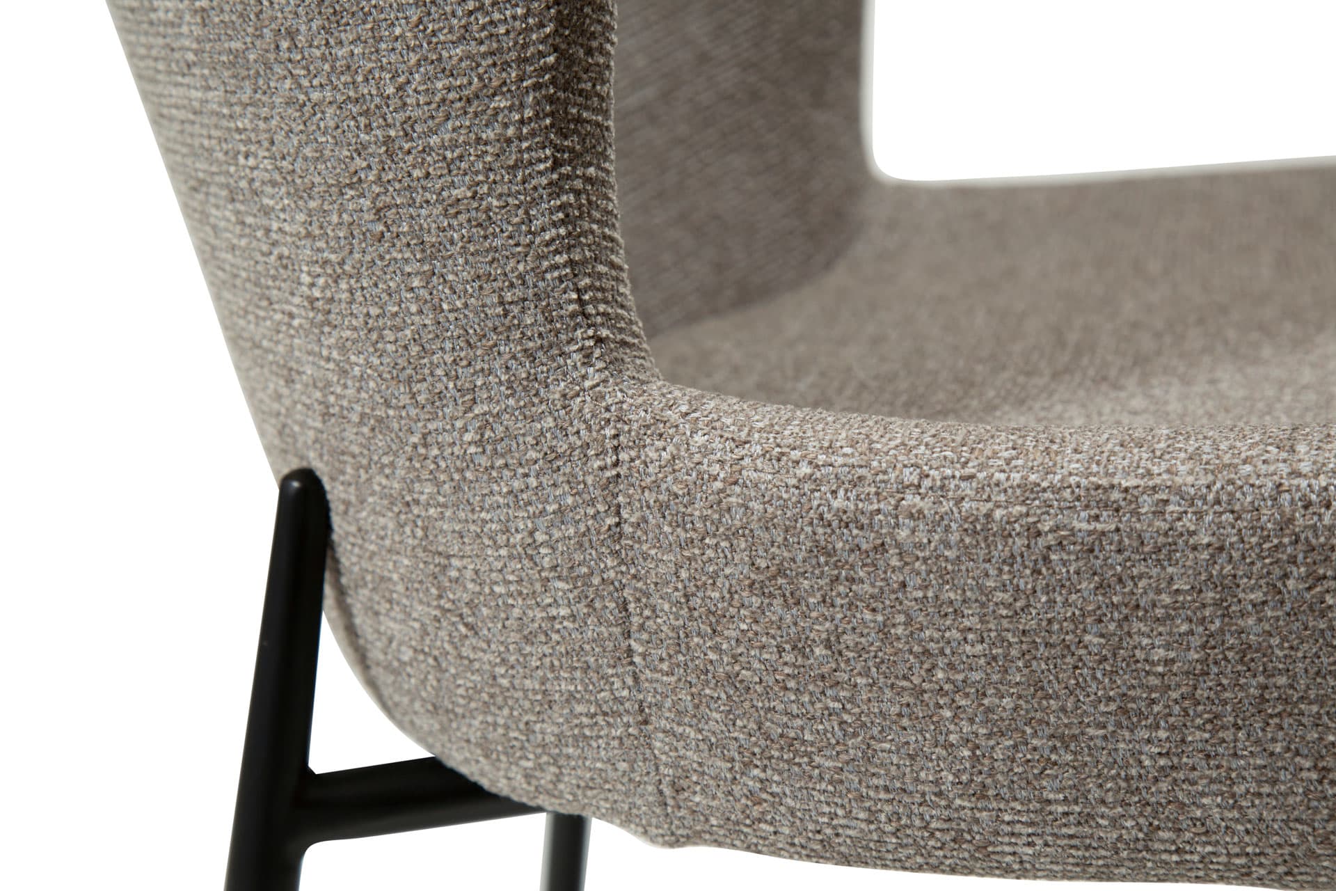 Gros plan sur la chaise Glam (lot de 2), une chaise moderne avec un revêtement en tissu texturé et des pieds en métal noir, sur fond blanc. Gros plan sur la chaise Glam (lot de 2), une chaise moderne avec un revêtement en tissu texturé et des pieds en métal noir, sur fond blanc.