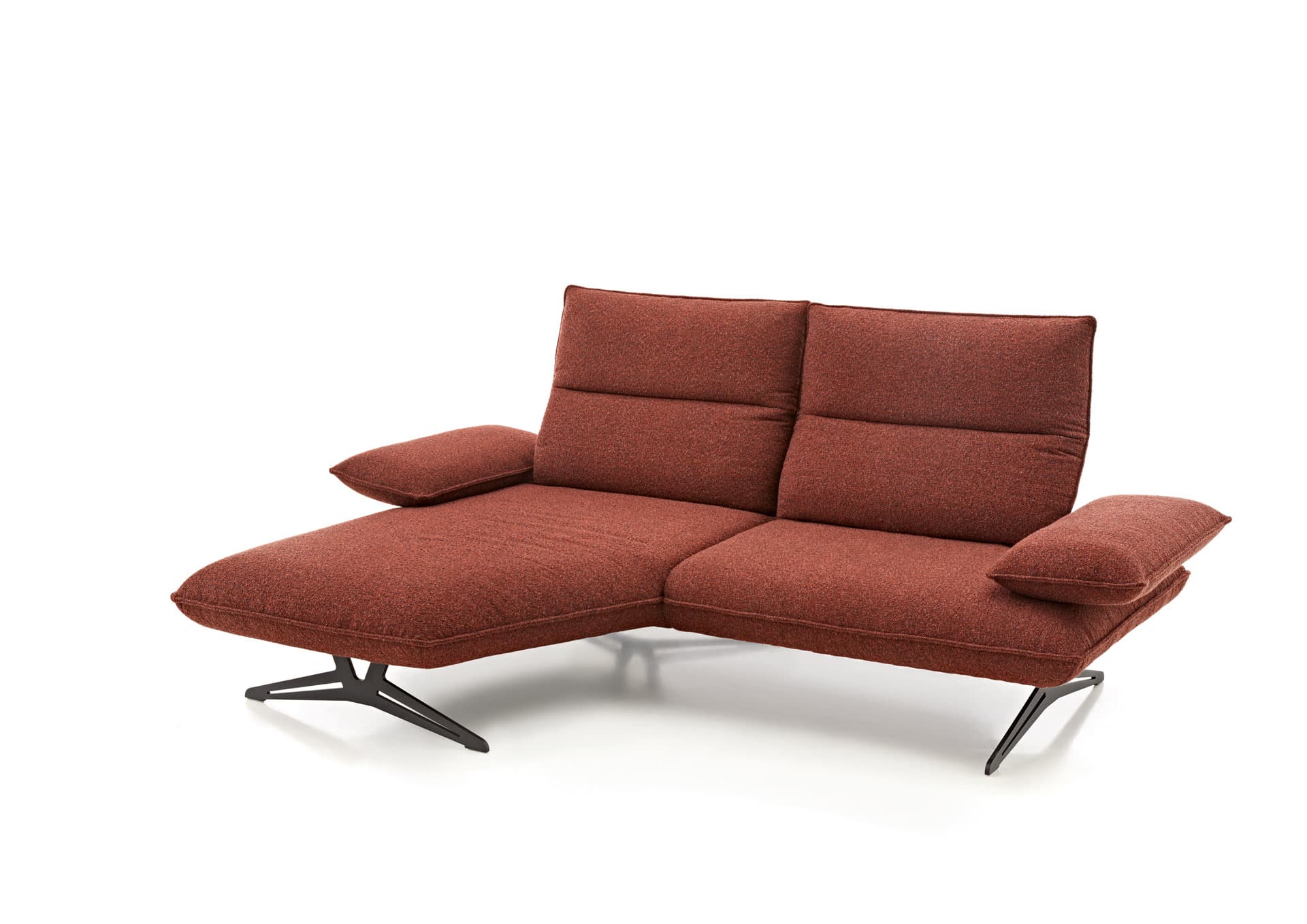 Die Koinor Polstergruppe Caio ist ein modernes rotes Sektionssofa mit schwarzen Metallfüßen und einer verlängerten Chaiselongue auf der linken Seite. Die Koinor Polstergruppe Caio ist ein modernes rotes Sektionssofa mit schwarzen Metallfüßen und einer verlängerten Chaiselongue auf der linken Seite.