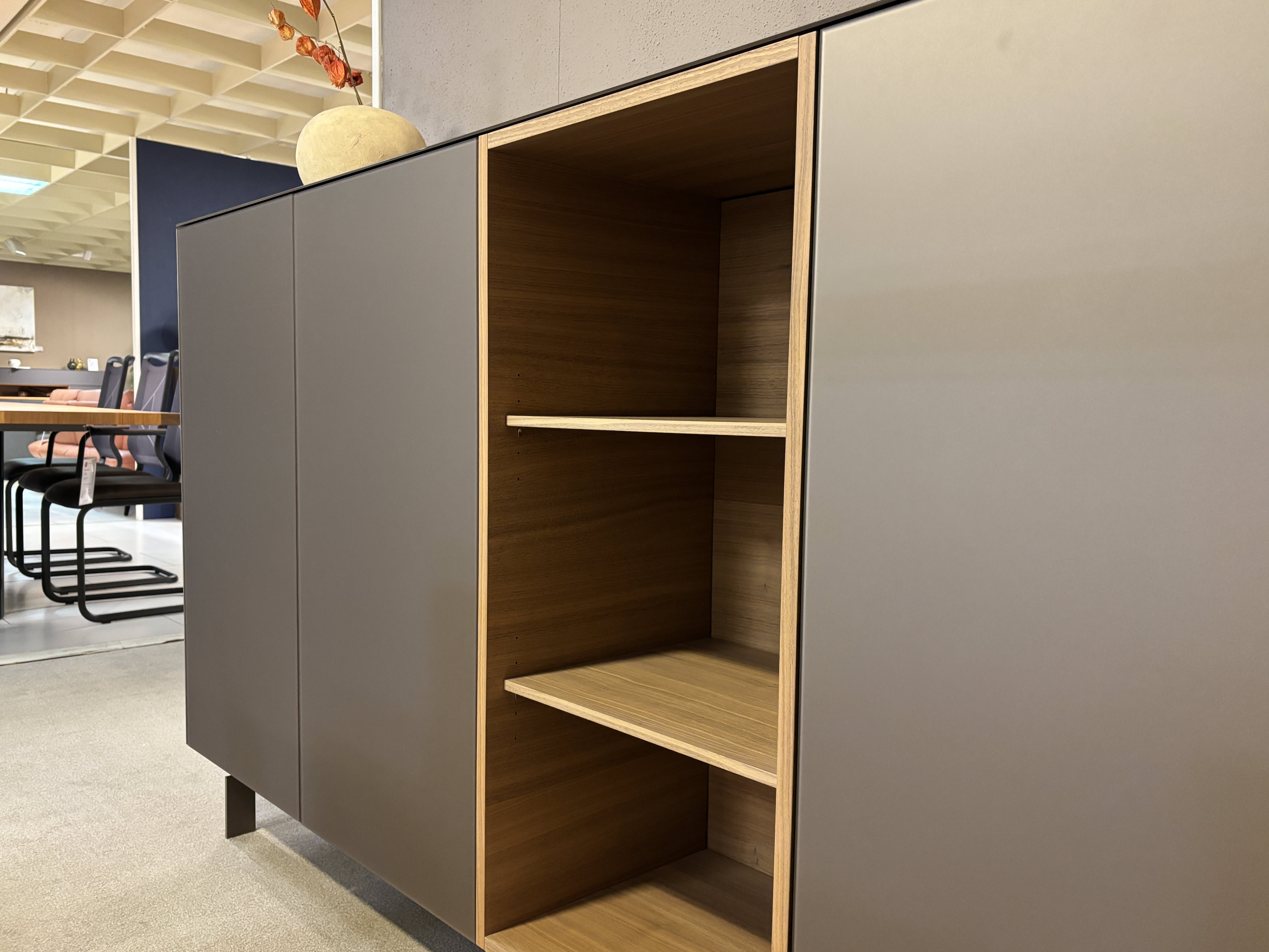 Das Spectral Sideboard 250cm mit mattgrauen Türen und offenen Holzeinlegeböden verleiht jedem zeitgenössischen Büro einen modernen Touch. Das Spectral Sideboard 250cm mit mattgrauen Türen und offenen Holzeinlegeböden verleiht jedem zeitgenössischen Büro einen modernen Touch.
