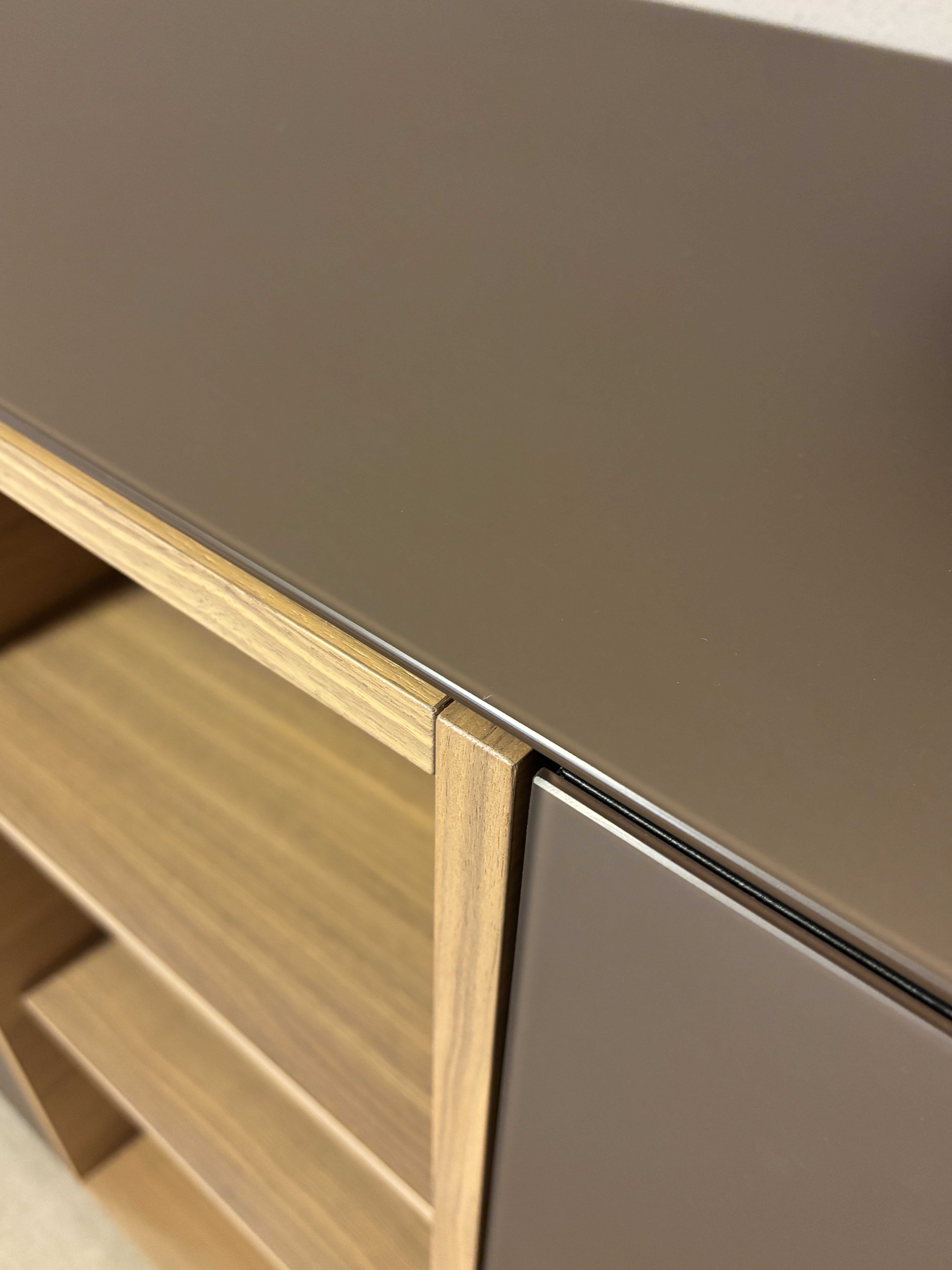 Nahaufnahme des Spectral Sideboards 250cm in modernem Design mit mattbrauner Platte und Einlegeböden. Nahaufnahme des Spectral Sideboards 250cm in modernem Design mit mattbrauner Platte und Einlegeböden.