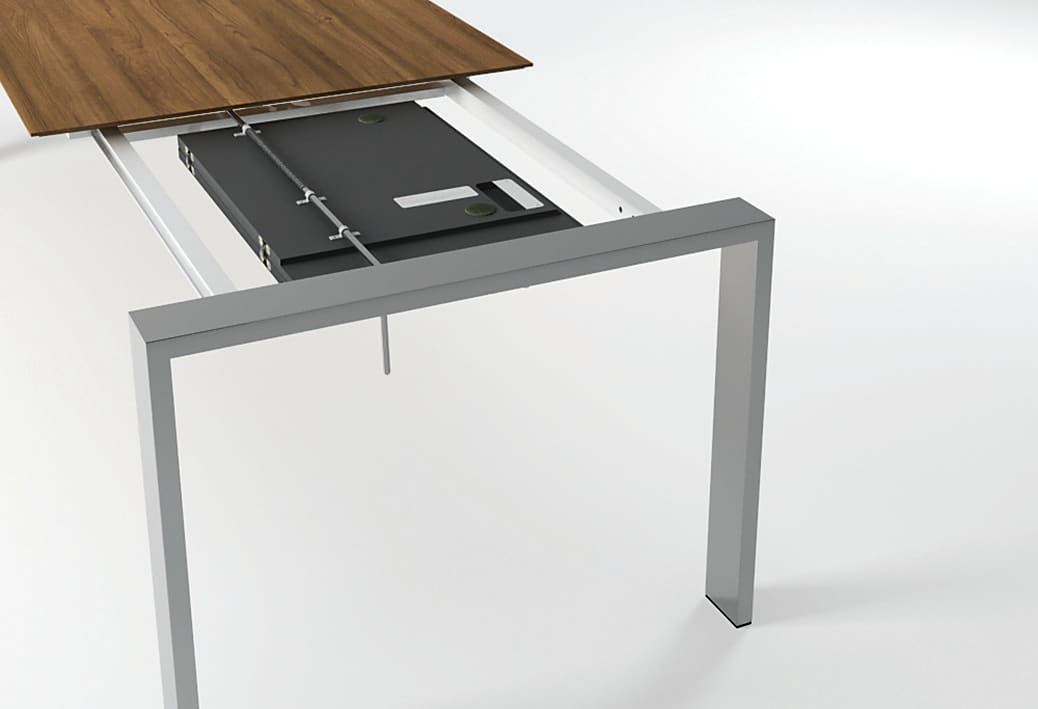 Der Willisau Esstisch Maleo ist ein moderner Tisch mit einer teilweise ausgezogenen Holzplatte und einem Metallgestell, das ein verstecktes Fach im Inneren freigibt. Der Willisau Esstisch Maleo ist ein moderner Tisch mit einer teilweise ausgezogenen Holzplatte und einem Metallgestell, das ein verstecktes Fach im Inneren freigibt.