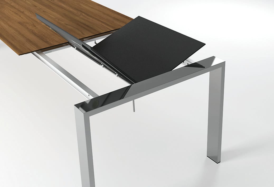 Der Willisau Esstisch Maleo ist ein moderner Ausziehtisch mit Metallgestell und Holzoberfläche, der über einen sichtbaren Ausziehmechanismus verfügt. Der Willisau Esstisch Maleo ist ein moderner Ausziehtisch mit Metallgestell und Holzoberfläche, der über einen sichtbaren Ausziehmechanismus verfügt.