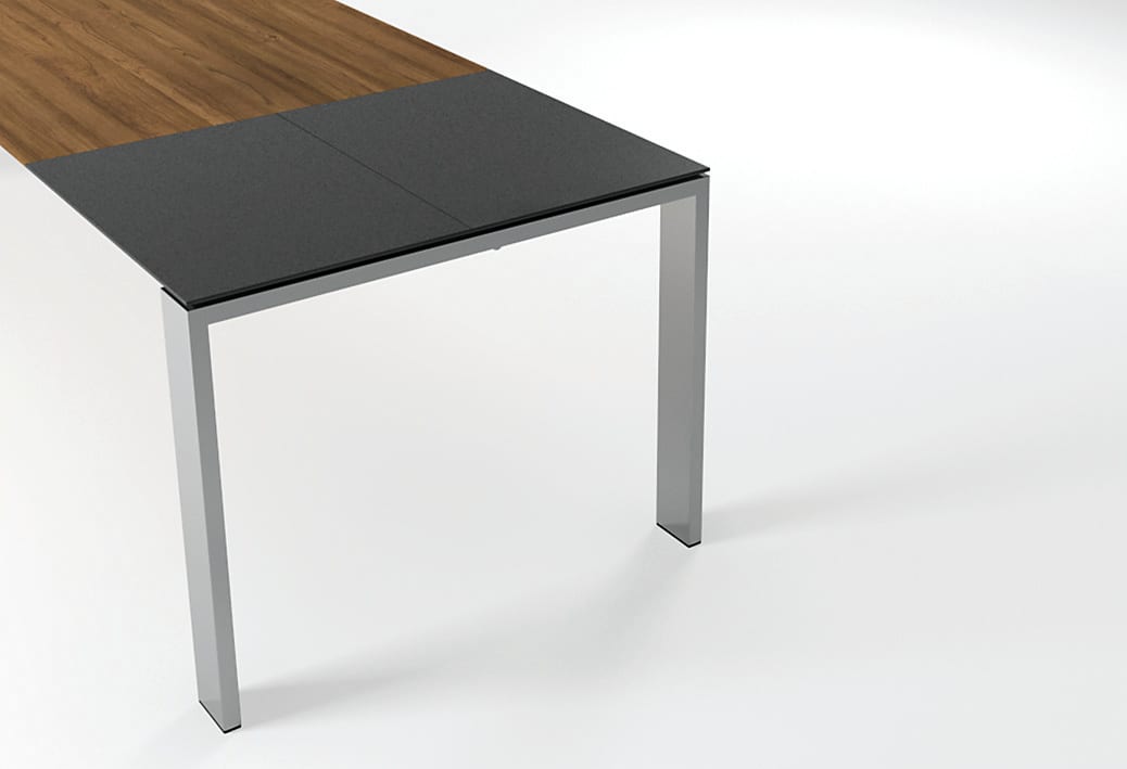 Der Willisau Esstisch Maleo ist ein moderner Tisch mit Metallbeinen, einer schwarzen Platte und einer Erweiterung mit Holzstruktur auf weißem Hintergrund. Der Willisau Esstisch Maleo ist ein moderner Tisch mit Metallbeinen, einer schwarzen Platte und einer Erweiterung mit Holzstruktur auf weißem Hintergrund.