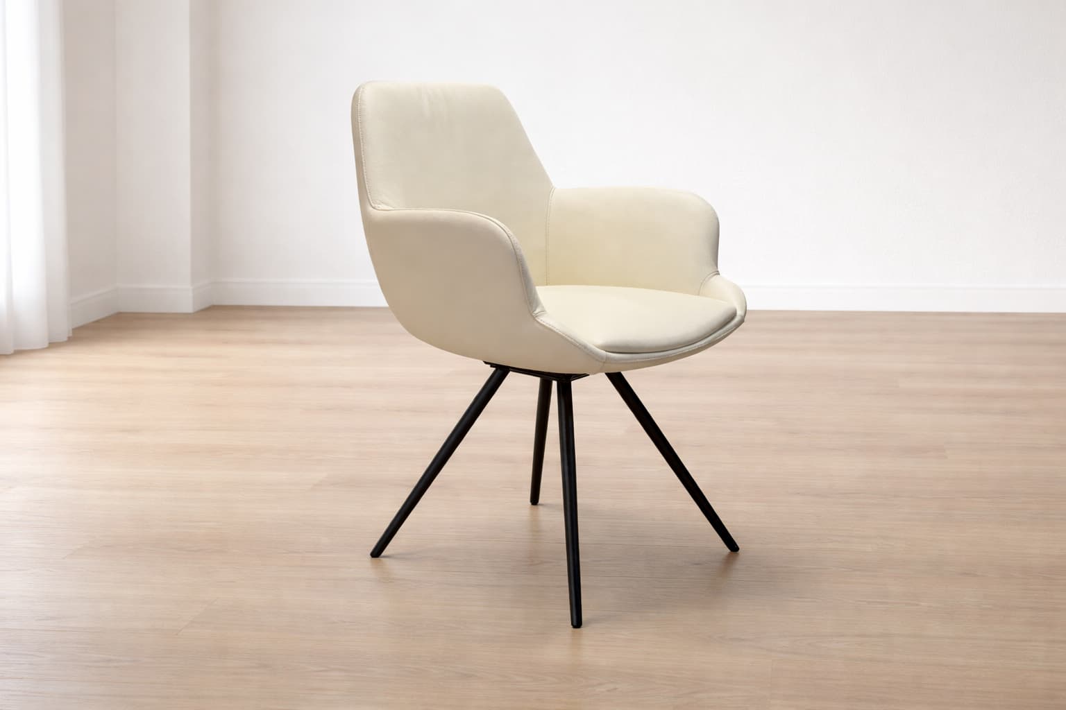 Der Willisau Stuhl Loreo, ein cremefarbener moderner Sessel mit schwarzen Metallbeinen, steht in einem hellen Raum auf einem hellen Holzboden. Der Willisau Stuhl Loreo, ein cremefarbener moderner Sessel mit schwarzen Metallbeinen, steht in einem hellen Raum auf einem hellen Holzboden.