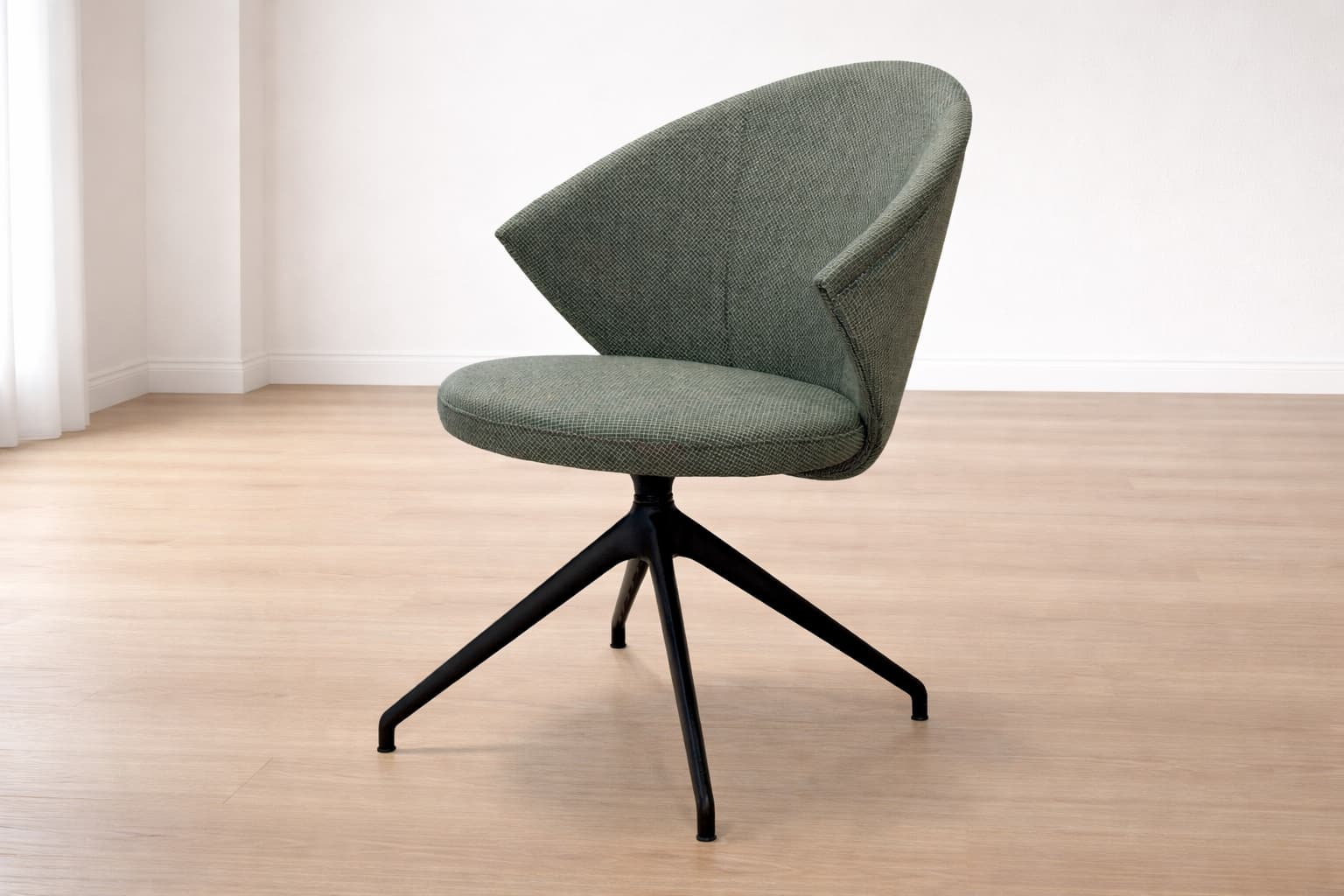 Der Willisau Stuhl Loreo (Kopie) ist ein moderner grüner Drehstuhl mit schwarzen Beinen, der auf einem hellen Holzboden in einem hellen, minimalistischen Raum steht. Der Willisau Stuhl Bow