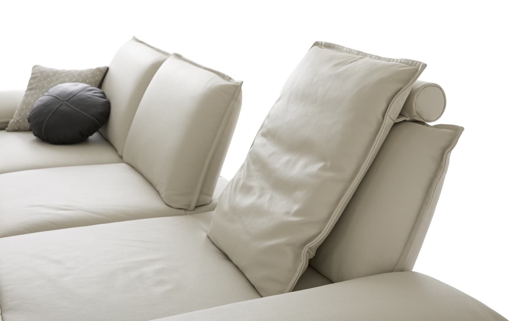 Nahaufnahme des W.Schillig Sofa Caipirinjaa 16568, ein modernes hellbeiges Sofa mit Plüschkissen und zwei Zierkissen, isoliert auf weißem Hintergrund. Nahaufnahme des W.Schillig Sofa Caipirinjaa 16568, ein modernes hellbeiges Sofa mit Plüschkissen und zwei Zierkissen, isoliert auf weißem Hintergrund.