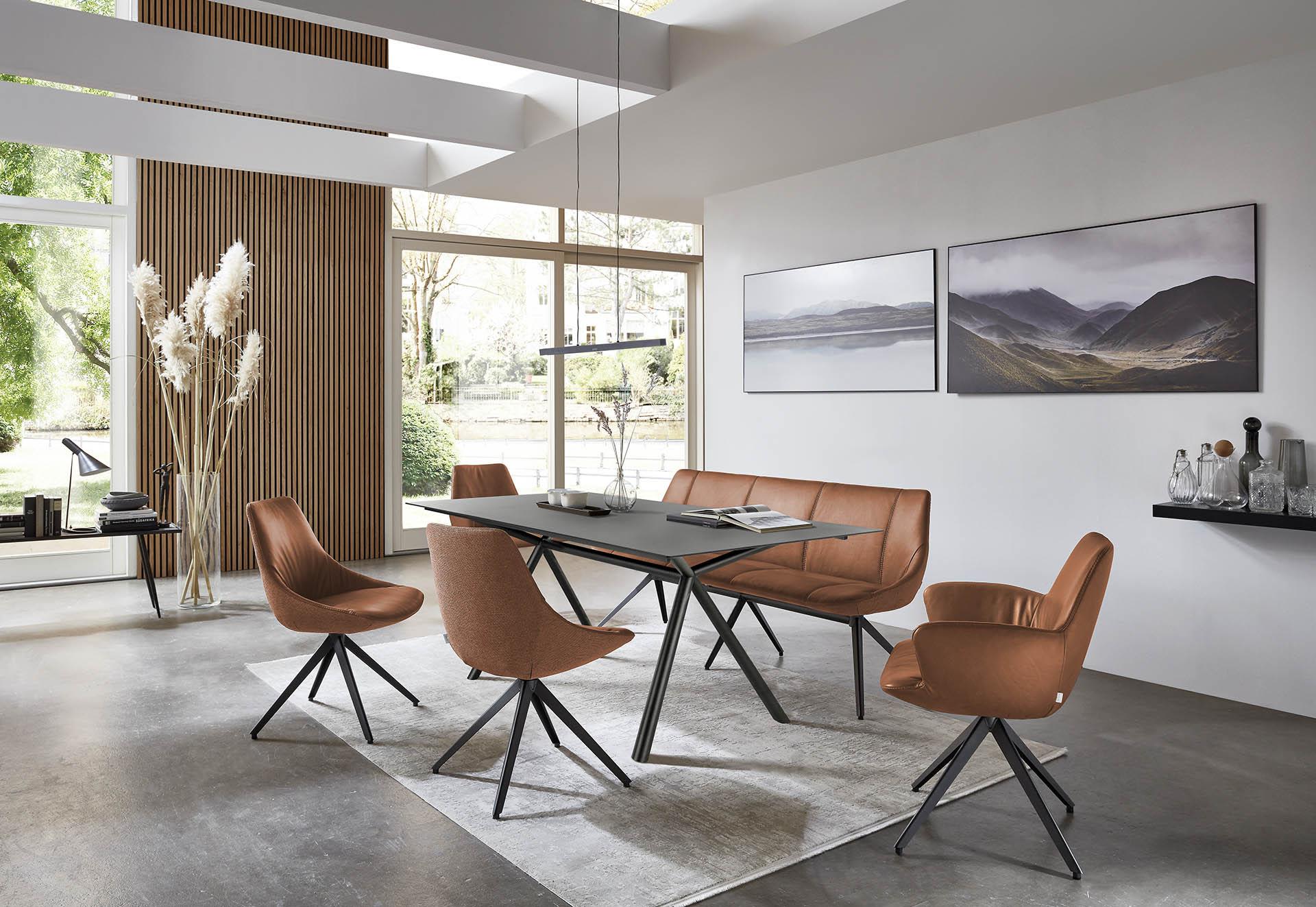 Modernes Esszimmer mit braunen Stühlen von bert plantagie Stuhl Blake Schlitten, einem schwarzen Tisch, großen Fenstern und Wandmalereien im Landschaftsstil. Modernes Esszimmer mit braunen Stühlen von bert plantagie Stuhl Blake Schlitten, einem schwarzen Tisch, großen Fenstern und Wandmalereien im Landschaftsstil.