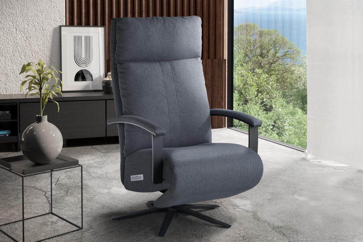 Der Sessel Bivio 3399 von Horst Sessel verleiht einem stilvollen Wohnzimmer mit großen Fenstern und zeitgenössischem Dekor einen modernen Touch. Der Sessel Bivio 3399 von Horst Sessel verleiht einem stilvollen Wohnzimmer mit großen Fenstern und zeitgenössischem Dekor einen modernen Touch.