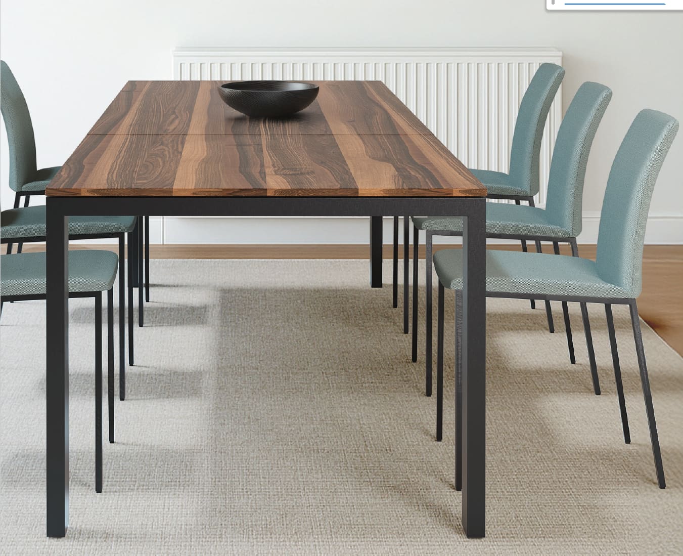 Ein moderner Esstisch mit einer Holzplatte, umgeben von sechs hellblauen Sit Mobilia Stuhl Pavia Stühlen und einer schwarzen Schale auf dem Tisch. Ein moderner Esstisch mit einer Holzplatte, umgeben von sechs hellblauen Sit Mobilia Stuhl Pavia Stühlen und einer schwarzen Schale auf dem Tisch.