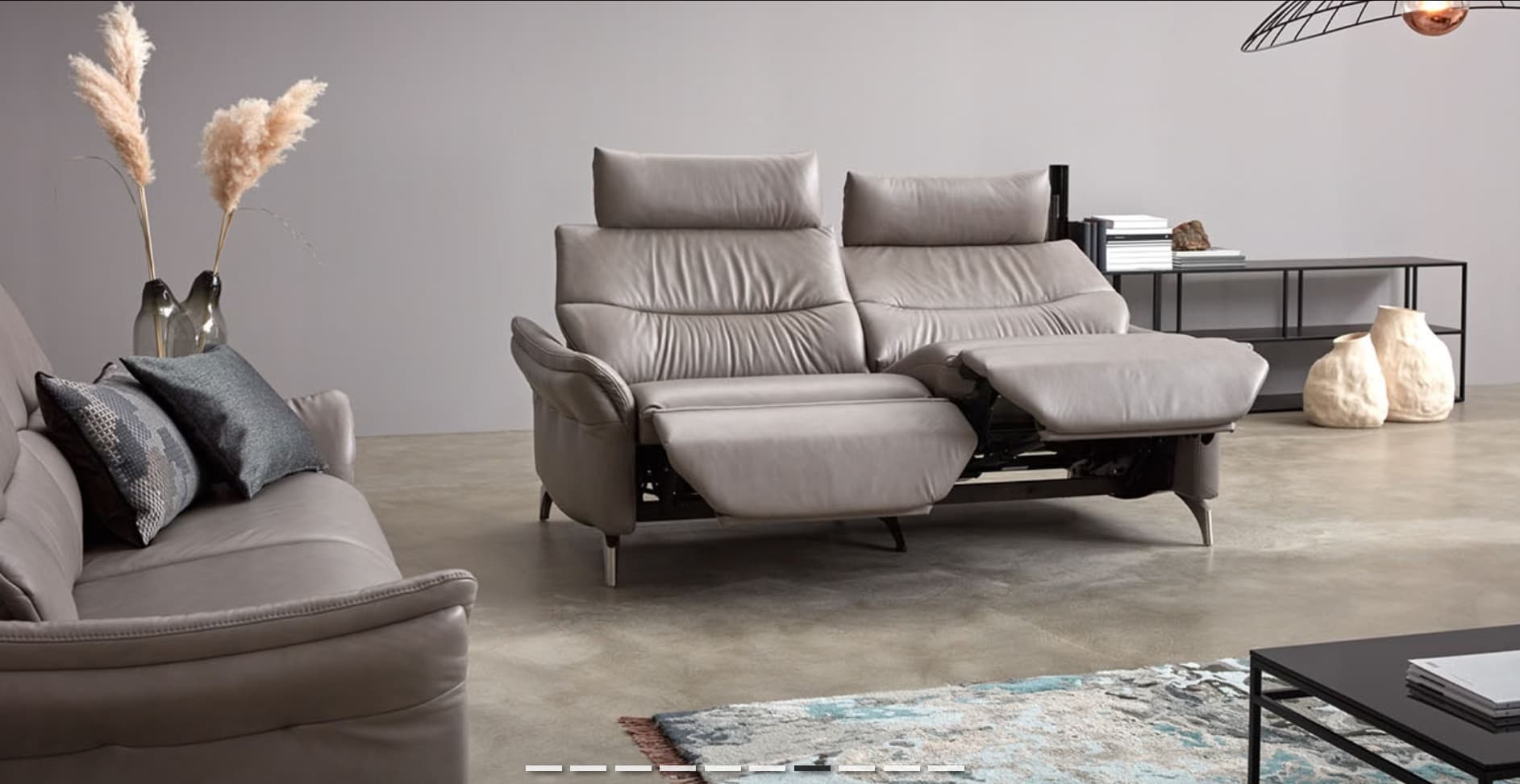 Modernes Wohnzimmer mit dem Himolla Sofa Spektra 1175 in Grau, passendem Sofasessel, Pampasgras-Akzenten und einem minimalistischen Konsolentisch. Modernes Wohnzimmer mit dem Himolla Sofa Spektra 1175 in Grau, passendem Sofasessel, Pampasgras-Akzenten und einem minimalistischen Konsolentisch.