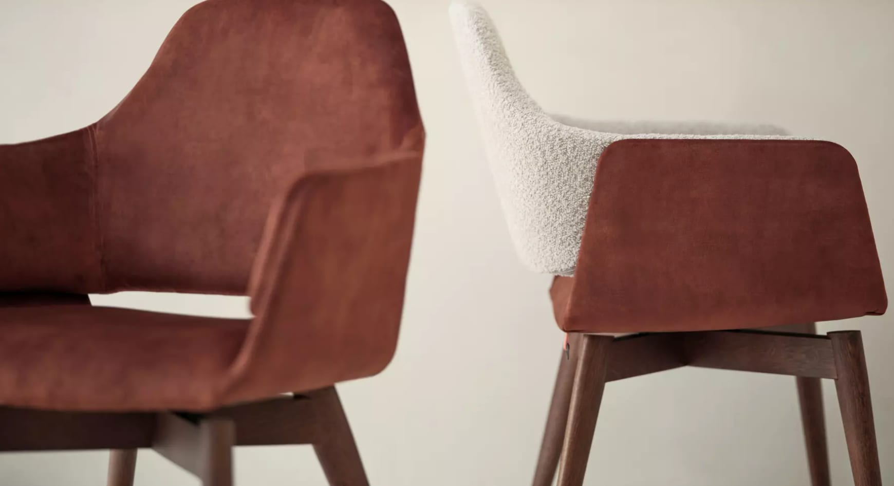 Zwei Mobitec Stuhl Lotus C0812 mit braunen Sitzen und Holzbeinen, einer davon mit weißer Rückenlehne, stehen vor einem neutralen Hintergrund. Zwei Mobitec Stuhl Lotus C0812 mit braunen Sitzen und Holzbeinen, einer davon mit weißer Rückenlehne, stehen vor einem neutralen Hintergrund.