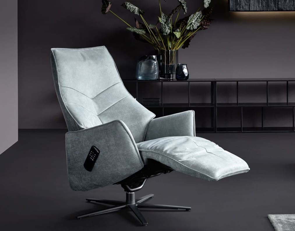 Der Himolla Relaxsessel S-Loung7911, ein moderner hellgrauer Ruhesessel mit verlängerter Beinauflage und Fernbedienung an der Armlehne, wird in einem stilvollen Wohnzimmer präsentiert. Der Himolla Relaxsessel S-Loung7911, ein moderner hellgrauer Ruhesessel mit verlängerter Beinauflage und Fernbedienung an der Armlehne, wird in einem stilvollen Wohnzimmer präsentiert.