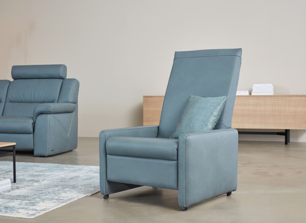 Der Himolla Einzelhocker/Sessel 7112 mit dekorativem Kissen bringt modernen Stil in ein minimalistisches Wohnzimmer. Der Himolla Einzelhocker/Sessel 7112 mit dekorativem Kissen bringt modernen Stil in ein minimalistisches Wohnzimmer.