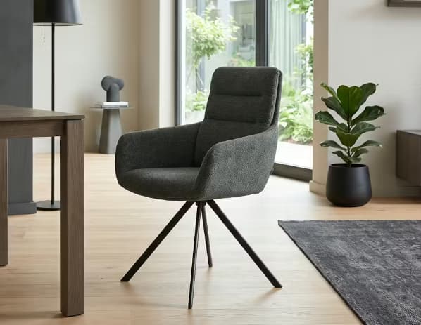 Der Venjakob Stuhl Felia ist ein moderner grauer Polsterstuhl mit angewinkelten Beinen, der in einem hellen, minimalistischen Wohnbereich mit Pflanzen und großen Fenstern gezeigt wird. Der Venjakob Stuhl Felia ist ein moderner grauer Polsterstuhl mit angewinkelten Beinen, der in einem hellen, minimalistischen Wohnbereich mit Pflanzen und großen Fenstern gezeigt wird.