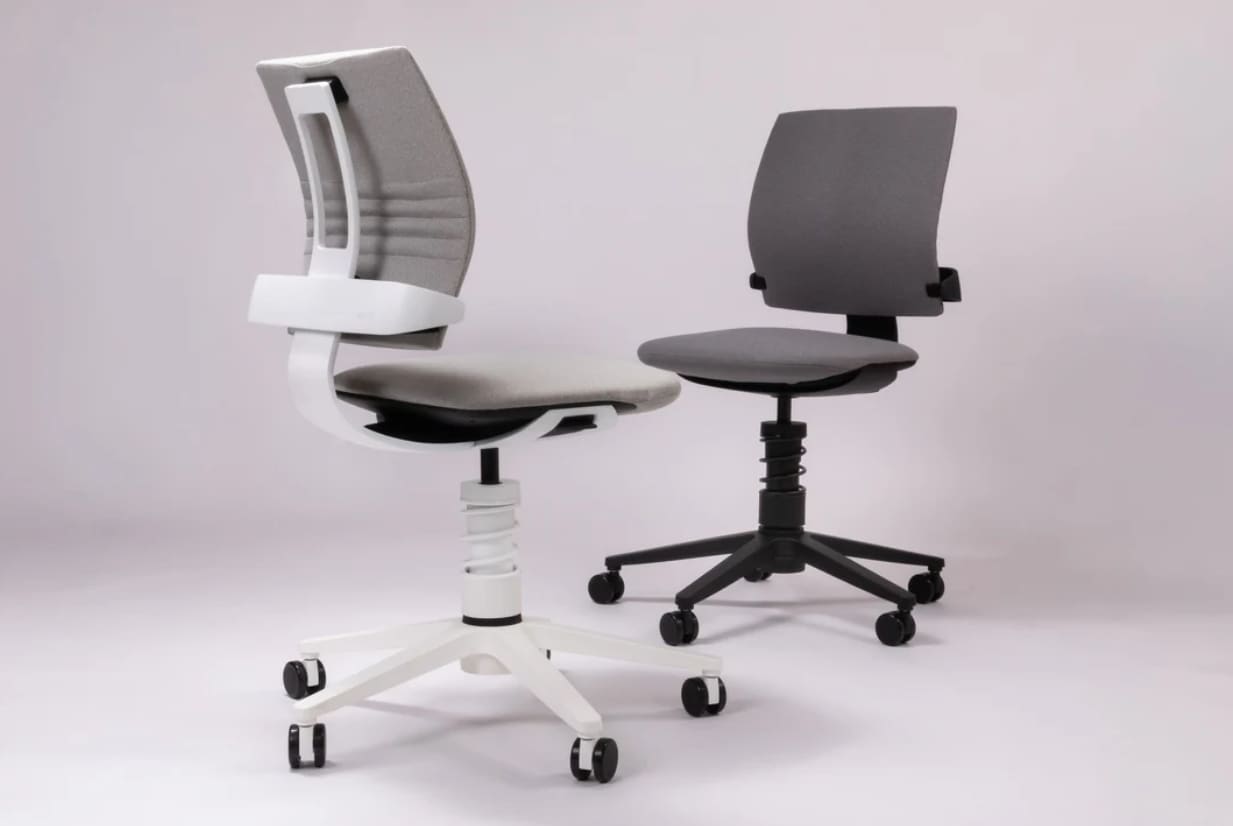 Zwei Aeris Bürostuhl 3Dee Bürostühle mit Rollen - einer in Weiß und Grau, einer in Schwarz und Grau - stehen auf einem schlichten hellen Hintergrund. Zwei Aeris Bürostuhl 3Dee Bürostühle mit Rollen - einer in Weiß und Grau, einer in Schwarz und Grau - stehen auf einem schlichten hellen Hintergrund.