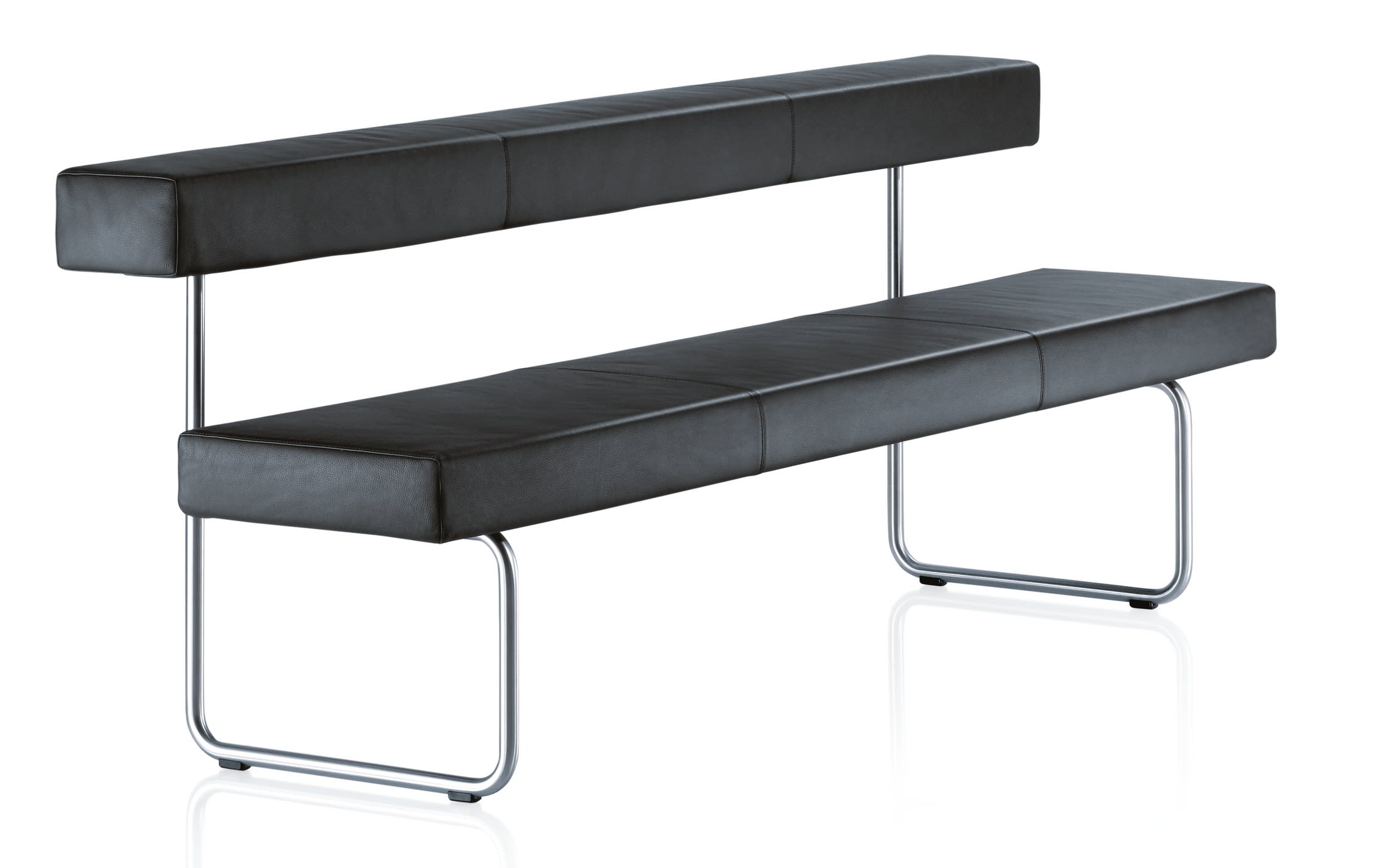 Die Girsberger Sitzbank Permesso ist eine moderne schwarze Lederbank mit Rückenlehne, Metallbeinen und minimalistischem Design, abgebildet auf weissem Hintergrund. Die Girsberger Sitzbank Permesso ist eine moderne schwarze Lederbank mit Rückenlehne, Metallbeinen und minimalistischem Design, abgebildet auf weissem Hintergrund.