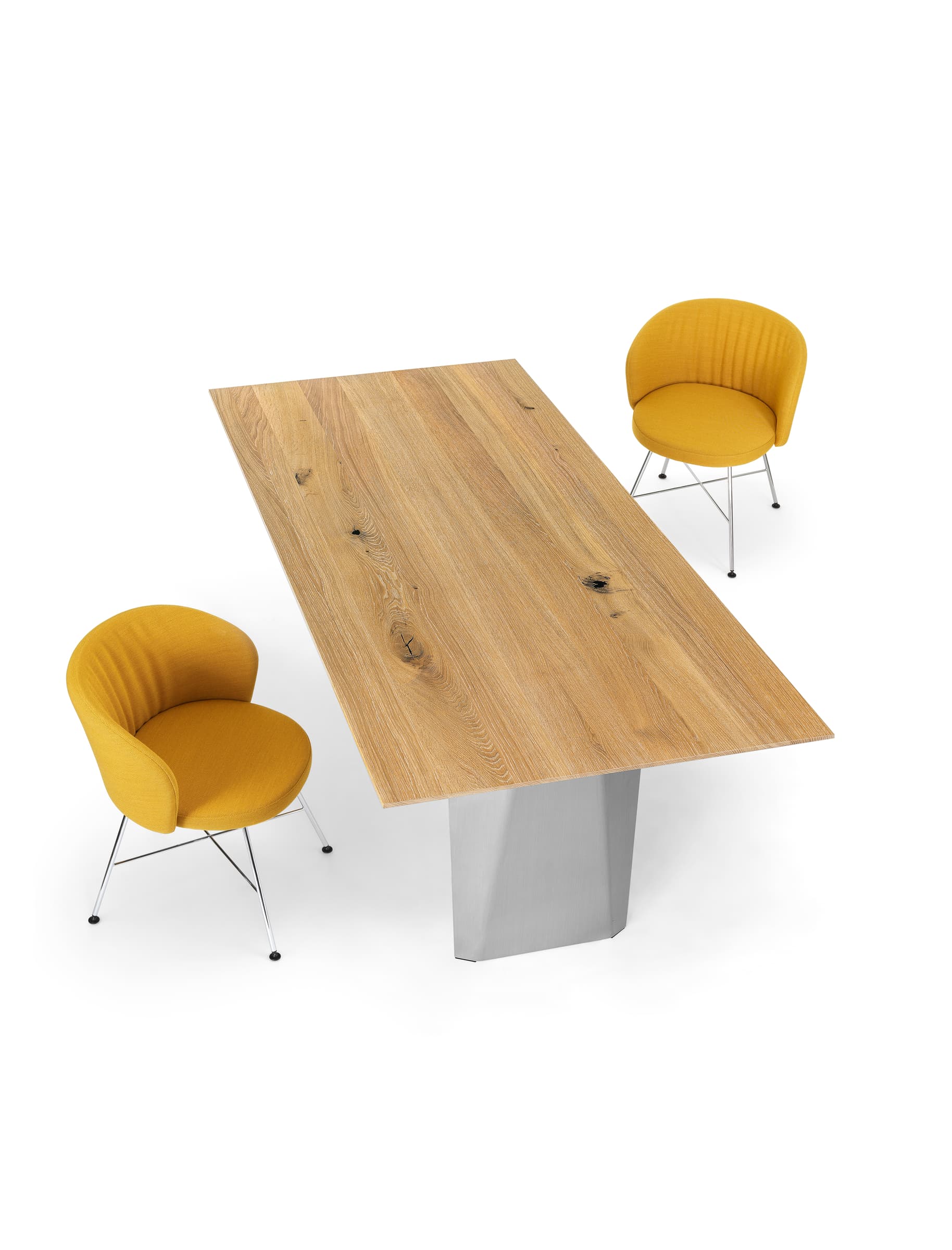Girsberger Tisch Bela rechteckiger Holztisch mit Metallgestell, gepaart mit zwei gelb gepolsterten Stühlen auf weissem Grund. Girsberger Tisch Bela rechteckiger Holztisch mit Metallgestell, gepaart mit zwei gelb gepolsterten Stühlen auf weissem Grund.