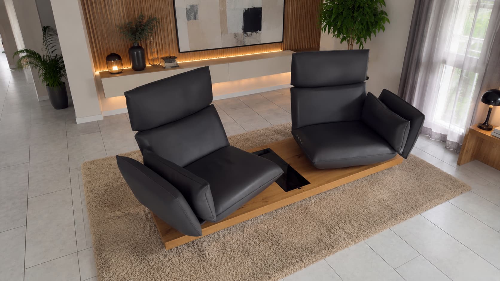 Das Koinor Sofa Experio, bestehend aus zwei modernen schwarzen Sesseln auf einem Holzgestell, wird in einem stilvollen Wohnzimmer auf einem beigen Teppich in Szene gesetzt.