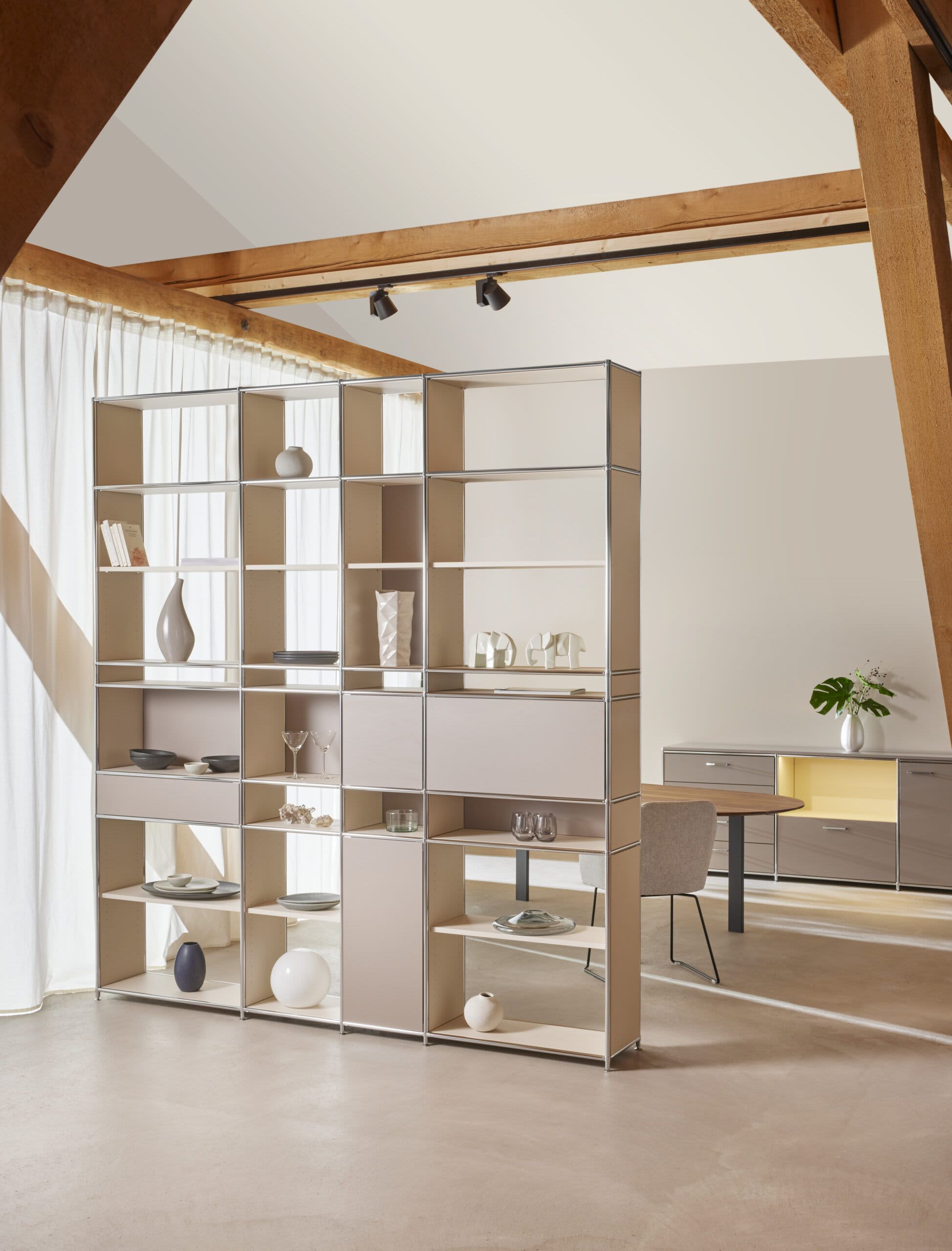 Modernes Büro mit dem offenen Regalsystem „MAB Regal Celton“, minimalistischer Einrichtung, Schreibtisch, Stuhl, neutralen Farbtönen und Holzbalken. Modernes Büro mit dem offenen Regalsystem „MAB Regal Celton“, minimalistischer Einrichtung, Schreibtisch, Stuhl, neutralen Farbtönen und Holzbalken.