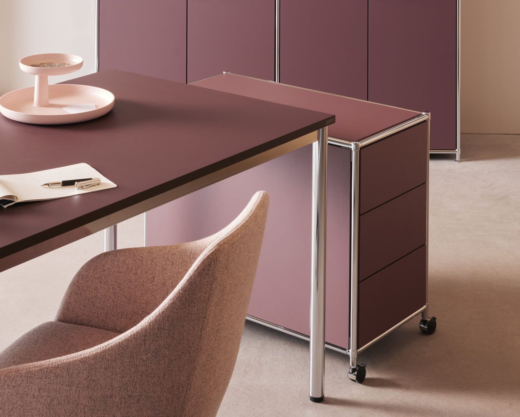 Ein modernes Büro mit dem MAB-Bürotisch „Celton“, einem passenden Stuhl, einem rollbaren Schubladenschrank und einem Notizblock mit Stift auf dem Schreibtisch. Ein modernes Büro mit dem MAB-Bürotisch „Celton“, einem passenden Stuhl, einem rollbaren Schubladenschrank und einem Notizblock mit Stift auf dem Schreibtisch.