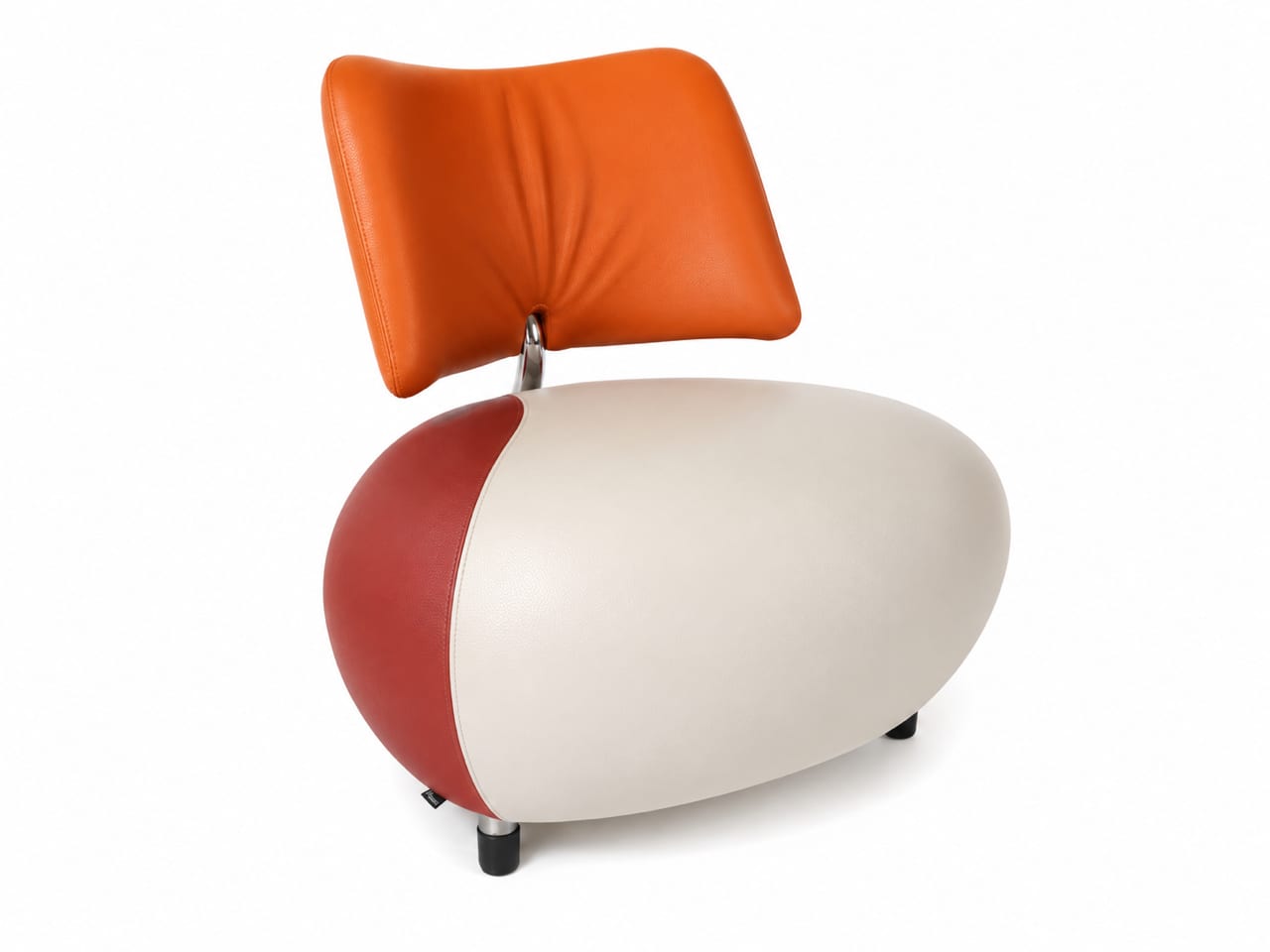 Chaise moderne avec dossier orange et assise ovale en blanc et rouge, sur fond blanc. Chaise moderne avec dossier orange et assise ovale en blanc et rouge, sur fond blanc.