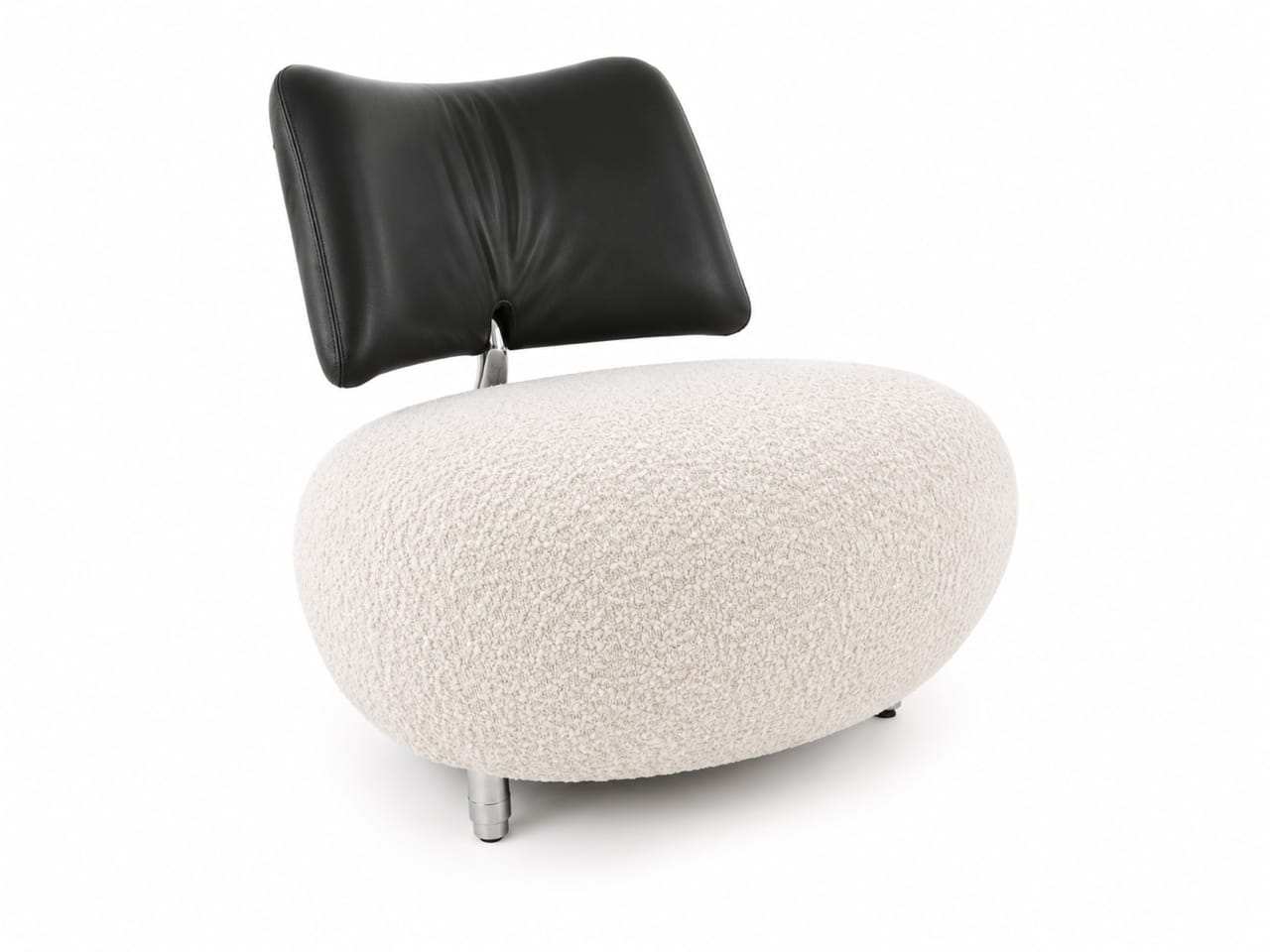 Chaise moderne avec une assise arrondie, blanche, structurée et un dossier courbé en cuir noir sur des pieds en métal, sur fond blanc.