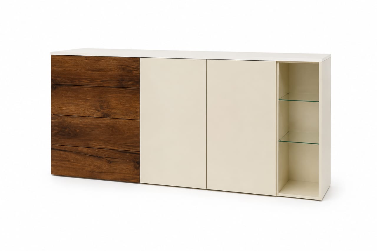 Der Tisch „Aura“ von Sitzplatz verfügt über braune Holzschubladen, beige Schranktüren und offene Regale mit Glasfront auf der rechten Seite. Sideboard Piano