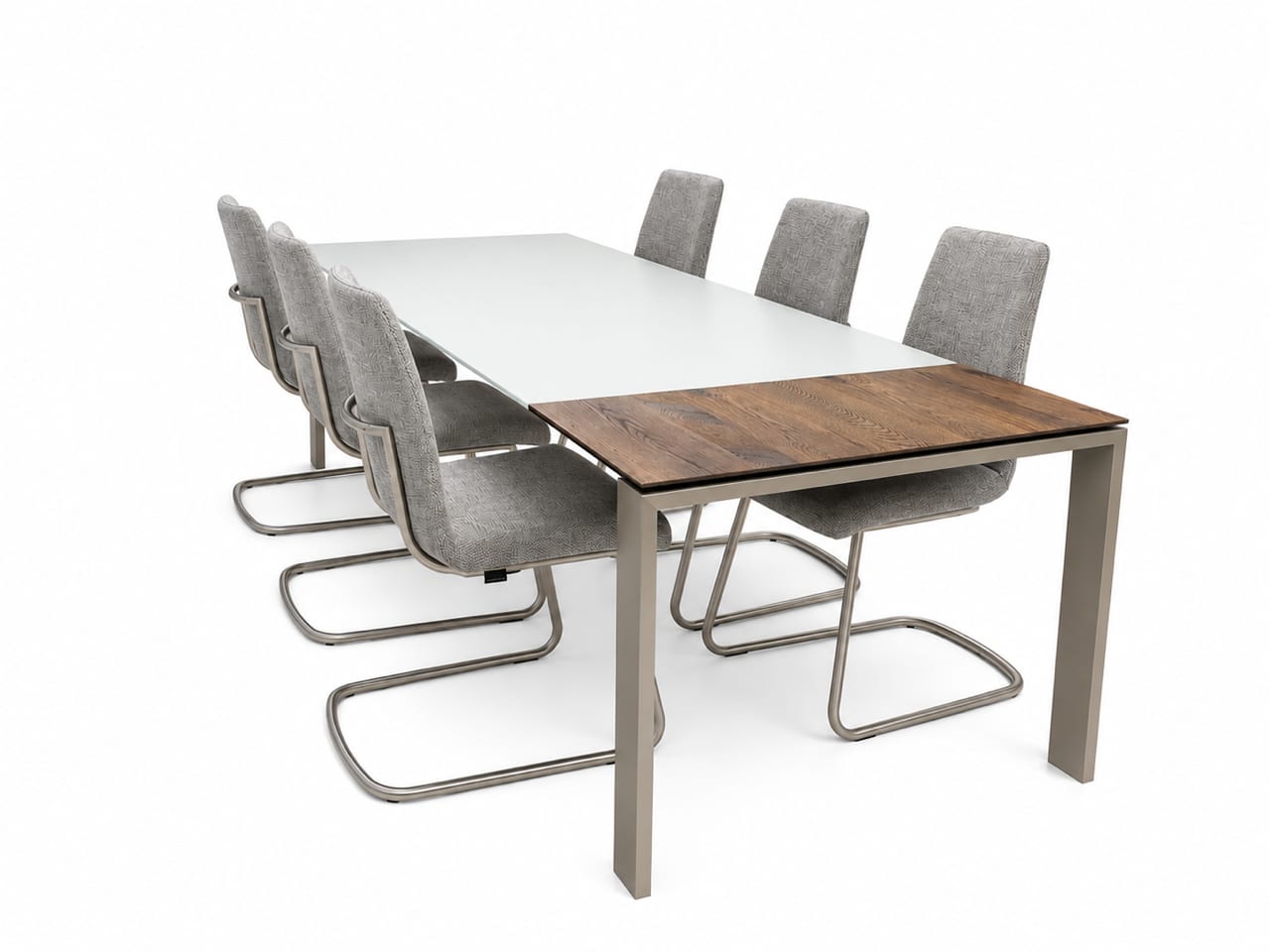 Der „Sitzplatz Tisch Aura“ besticht durch eine elegante Tischplatte aus Glas und Holz, ergänzt durch sechs stilvolle, grau gepolsterte Stühle. Der „Sitzplatz Tisch Aura“ besticht durch eine elegante Tischplatte aus Glas und Holz, ergänzt durch sechs stilvolle, grau gepolsterte Stühle.