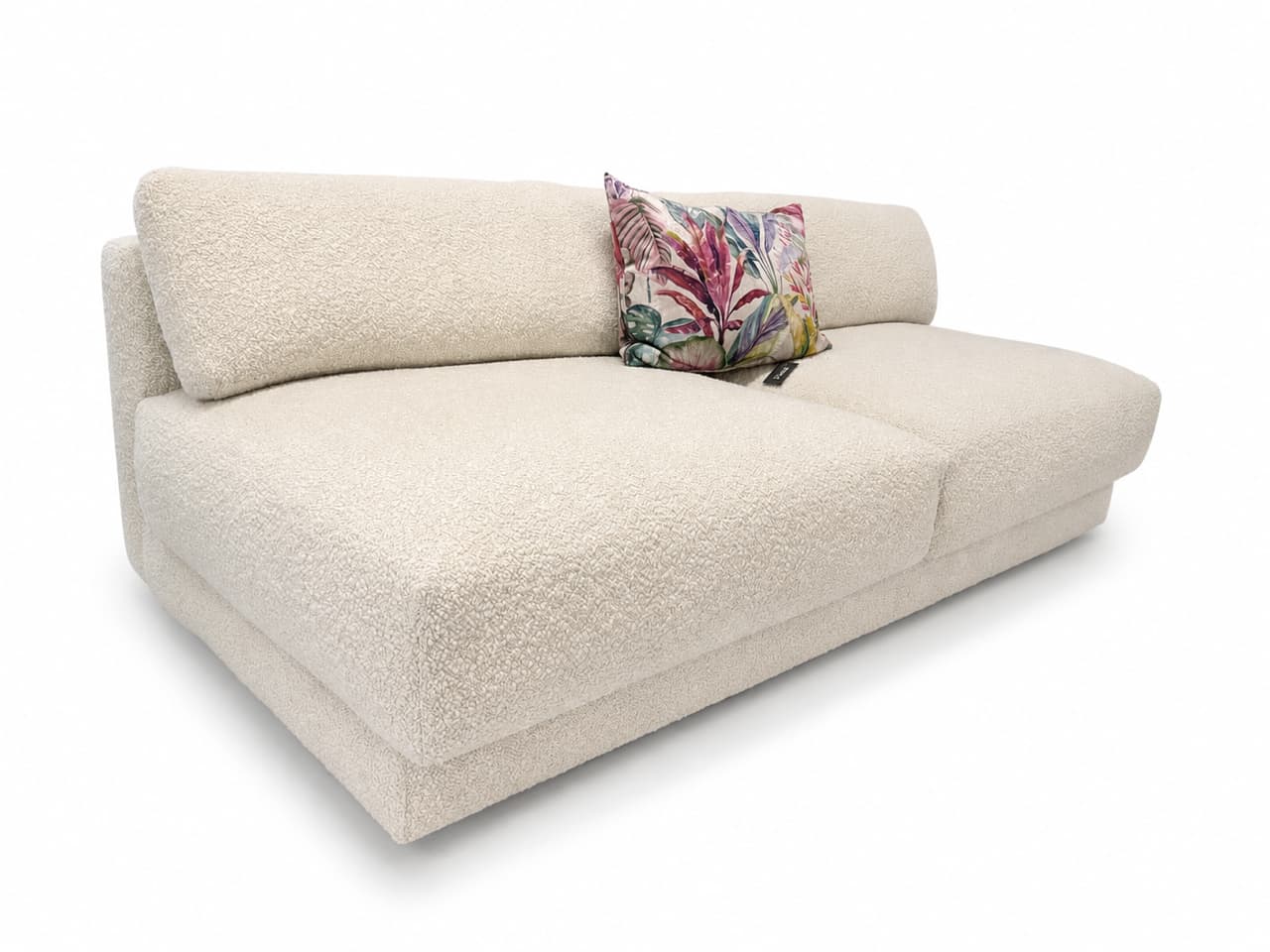 Das Sofa „Salon Nana“ von Moroso besticht durch ein cremefarbenes, strukturiertes Design und wird durch ein farbenfrohes Kissen mit Blumenmuster ergänzt, das sich vor einem weißen Hintergrund abhebt. Das Sofa „Salon Nana“ von Moroso besticht durch ein cremefarbenes, strukturiertes Design und wird durch ein farbenfrohes Kissen mit Blumenmuster ergänzt, das sich vor einem weißen Hintergrund abhebt.