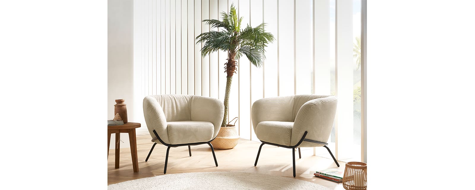 Deux „Candy Sessel Dance“-Sessel en optique beige moderne avec des pieds noirs se tiennent à côté d'un grand palmier en pot dans une pièce lumineuse, décorée de façon minimaliste. Deux „Candy Sessel Dance“-Sessel en optique beige moderne avec des pieds noirs se tiennent à côté d'un grand palmier en pot dans une pièce lumineuse, décorée de façon minimaliste.