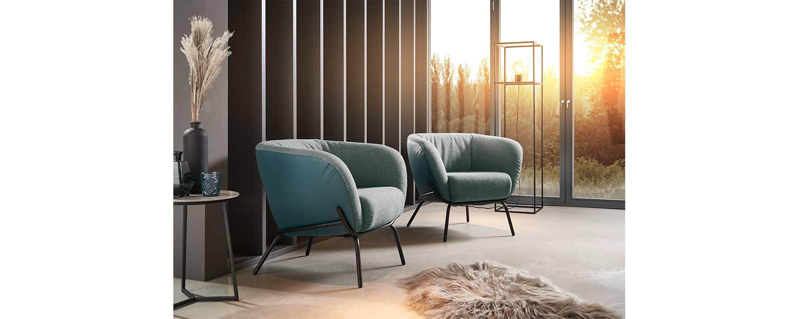 Deux fauteuils modernes „Candy Sessel Dance“-Sessel se tiennent devant une fenêtre baignée de soleil, accompagnés d'une petite table et d'un tapis en fourrure sur un sol en béton. Deux fauteuils modernes „Candy Sessel Dance“-Sessel se tiennent devant une fenêtre baignée de soleil, accompagnés d'une petite table et d'un tapis en fourrure sur un sol en béton.