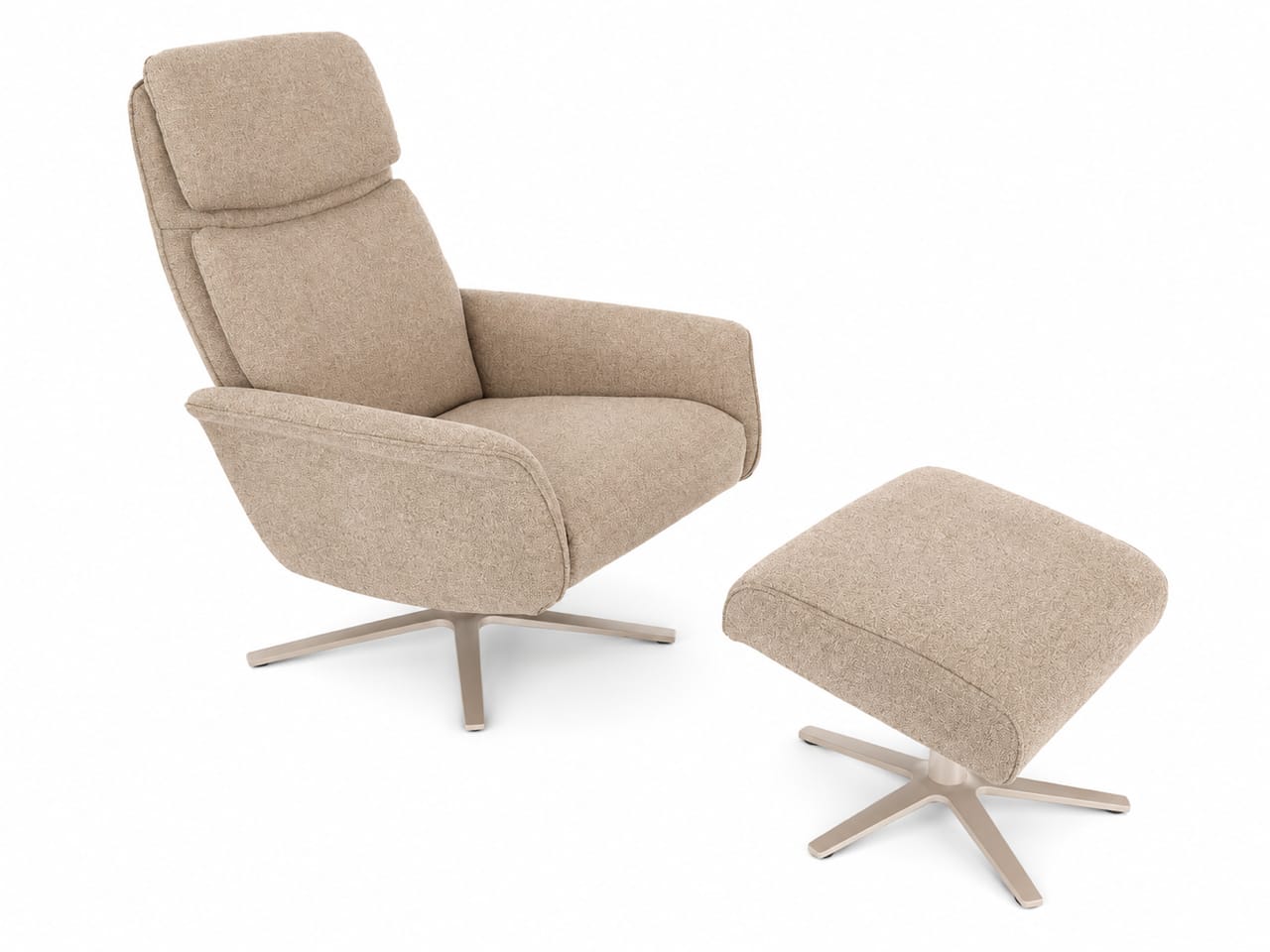 Himolla fauteuil individuel 9664 en beige, combiné avec un repose-pieds assorti, les deux sur des roulettes argentées, présentés sur fond blanc. Himolla fauteuil individuel 9664 en beige, combiné avec un repose-pieds assorti, les deux sur des roulettes argentées, présentés sur fond blanc.