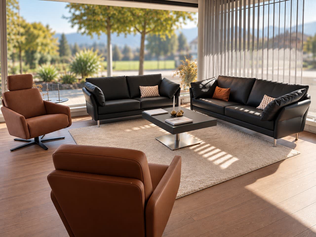 Zwei schwarze Intertime-Sofas „Cielo“ und zwei braune Sessel, die um einen Couchtisch herum angeordnet sind. Zwei schwarze Intertime-Sofas „Cielo“ und zwei braune Sessel, die um einen Couchtisch herum angeordnet sind.