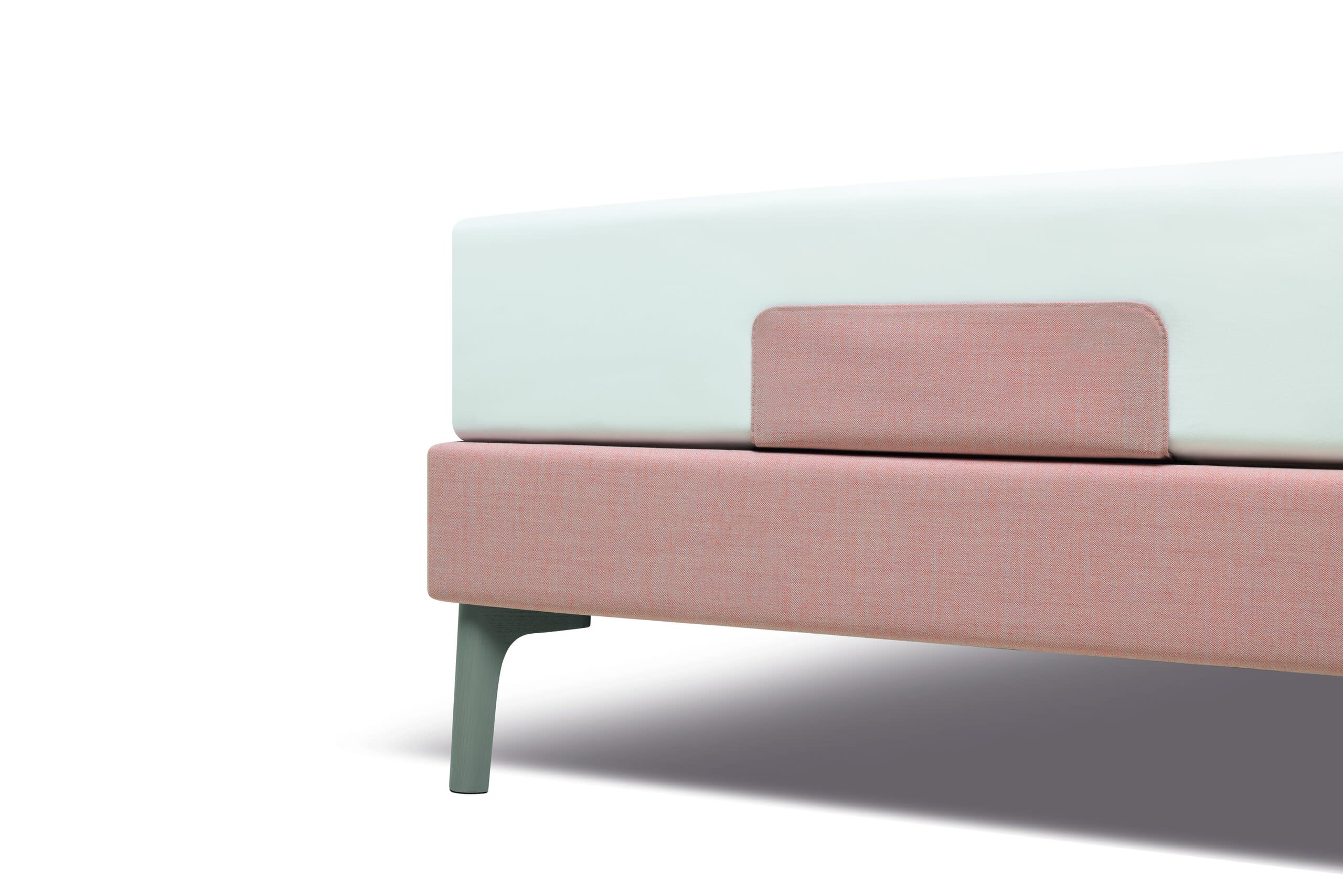 Nahaufnahme des Riposa Boxspringbetts Slow mit einem rosa gepolsterten Sockel und einer weißen Matratze vor weißem Hintergrund.