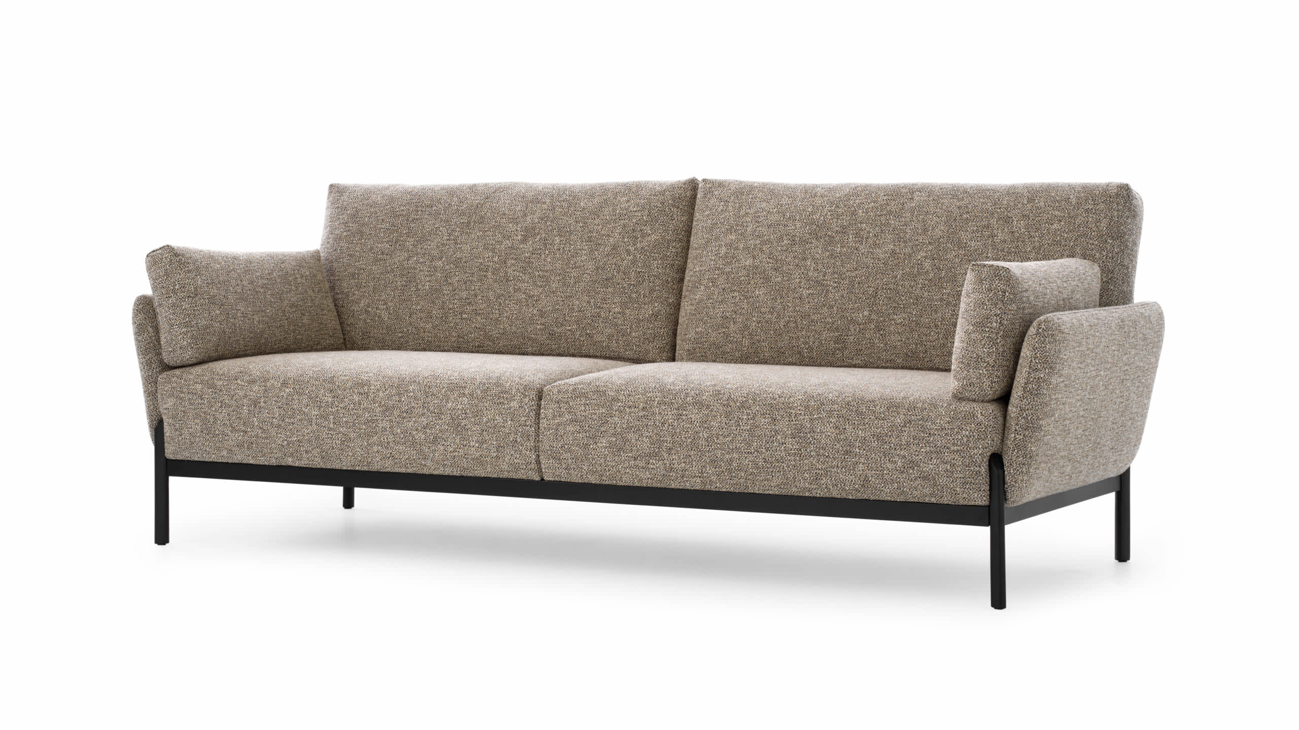 Leolux-Sofa „Enna“ aus hellbraunem Stoff, mit schwarzen Beinen, zwei Sitzkissen und zwei Rückenkissen.
