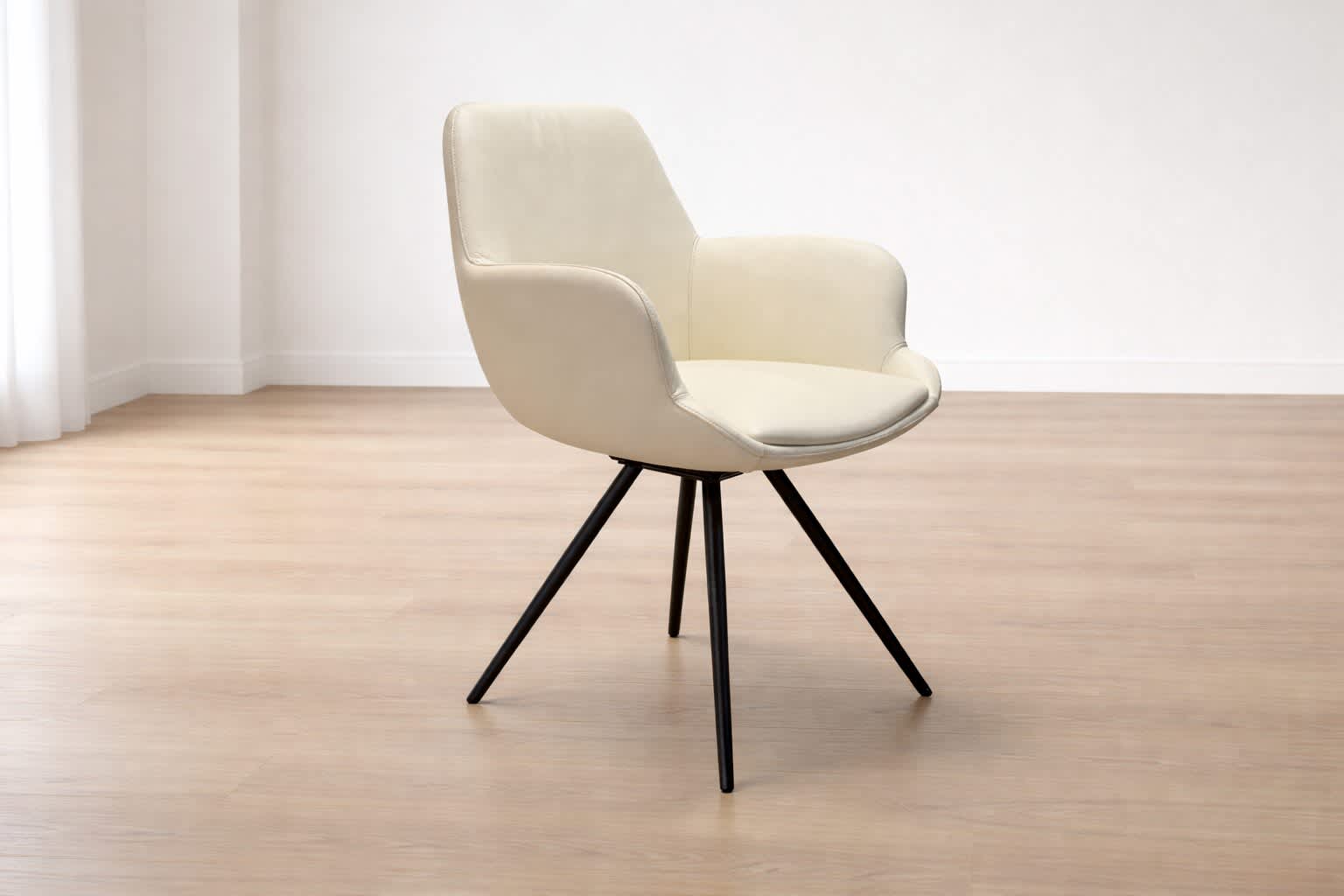 Le fauteuil Willisau Loreo, un fauteuil moderne couleur crème avec des pieds en métal noir, se trouve dans une pièce lumineuse sur un parquet clair. Le fauteuil Willisau Loreo, un fauteuil moderne couleur crème avec des pieds en métal noir, se trouve dans une pièce lumineuse sur un parquet clair.