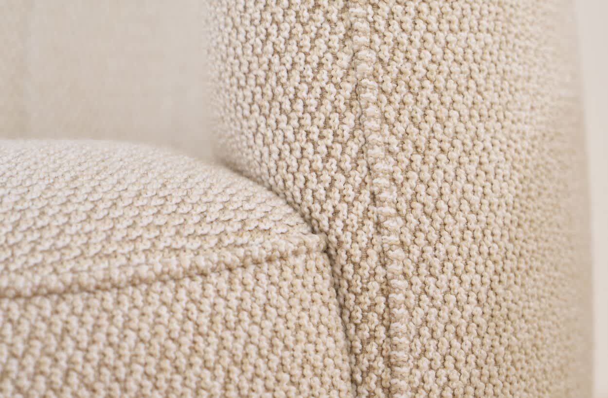 Nahaufnahme des Sessels Himolla Einzelsessel 7596 in Beige, der durch seinen strukturierten Stoff, die detaillierten Nähte und die hochwertige Polsterung besticht. Nahaufnahme des Sessels Himolla Einzelsessel 7596 in Beige, der durch seinen strukturierten Stoff, die detaillierten Nähte und die hochwertige Polsterung besticht.